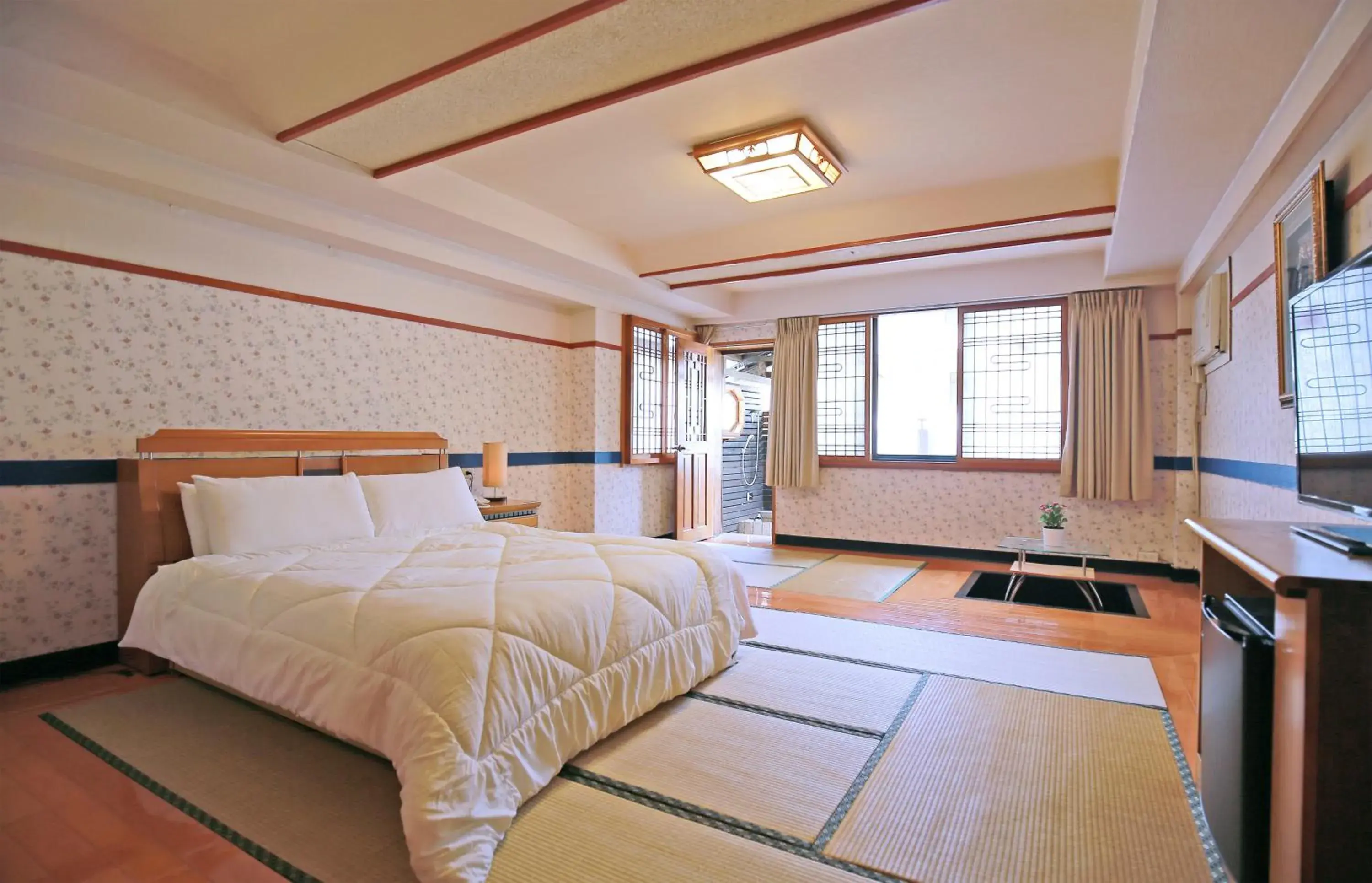 Photo of the whole room, Bed in Phoenix Pavilion Hot Spring Hotel