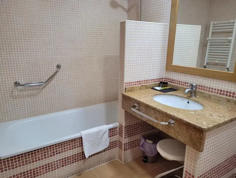 Bath, Bathroom in Hospedium Hotel Doña Mafalda de Castilla