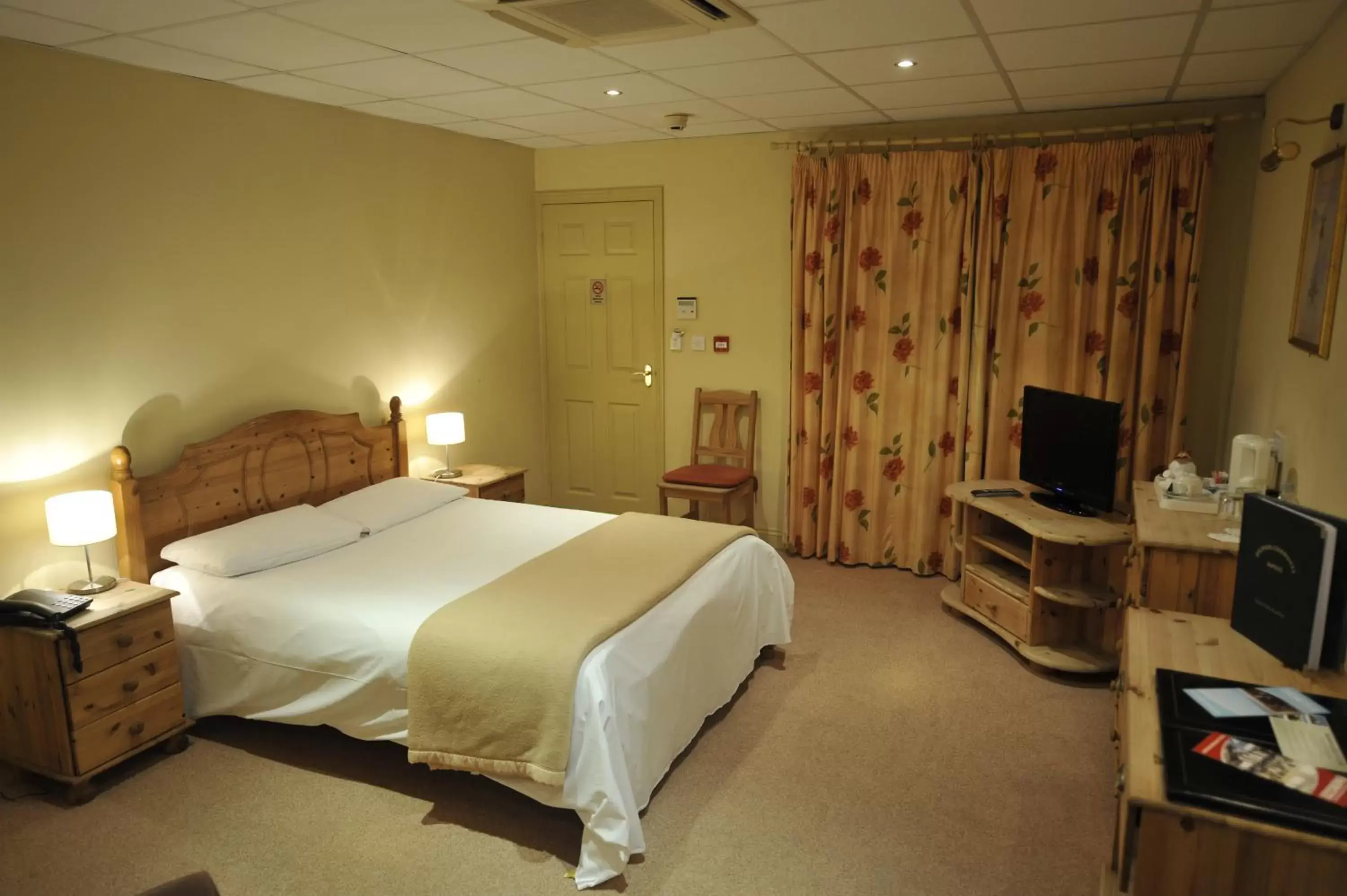 Photo of the whole room, Bed in Oliver Cromwell Hotel