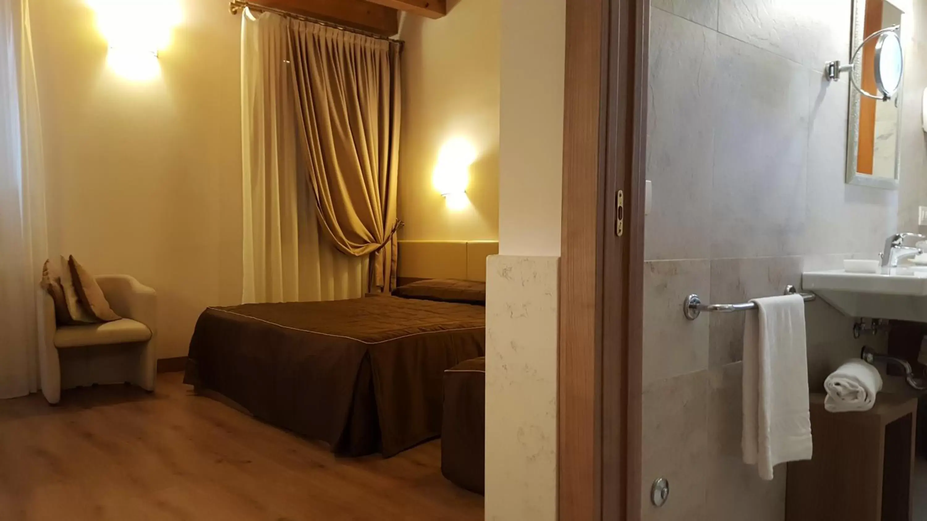 Photo of the whole room, Bed in UNAWAY Ecohotel Villa Costanza Venezia