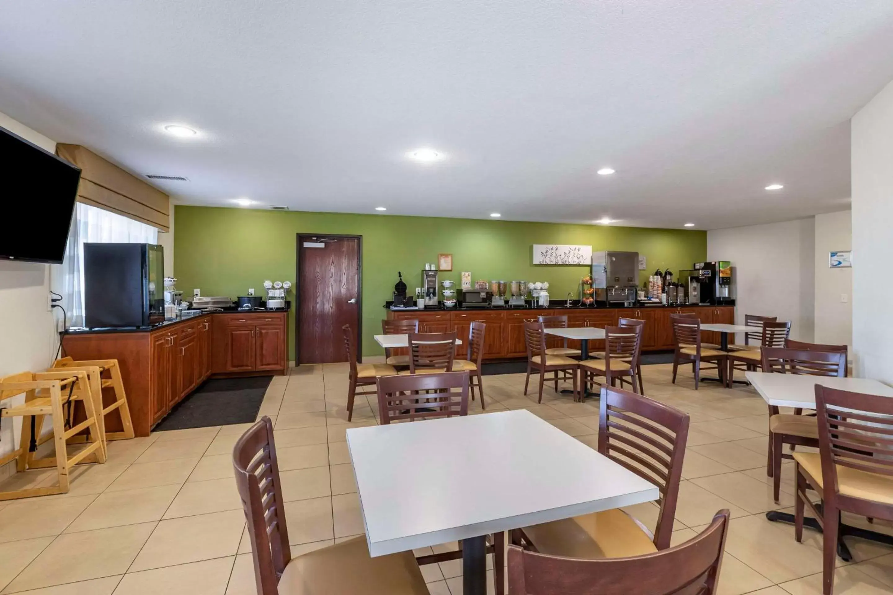 Breakfast, Restaurant/Places to Eat in Sleep Inn & Suites Pleasant Hill - Des Moines
