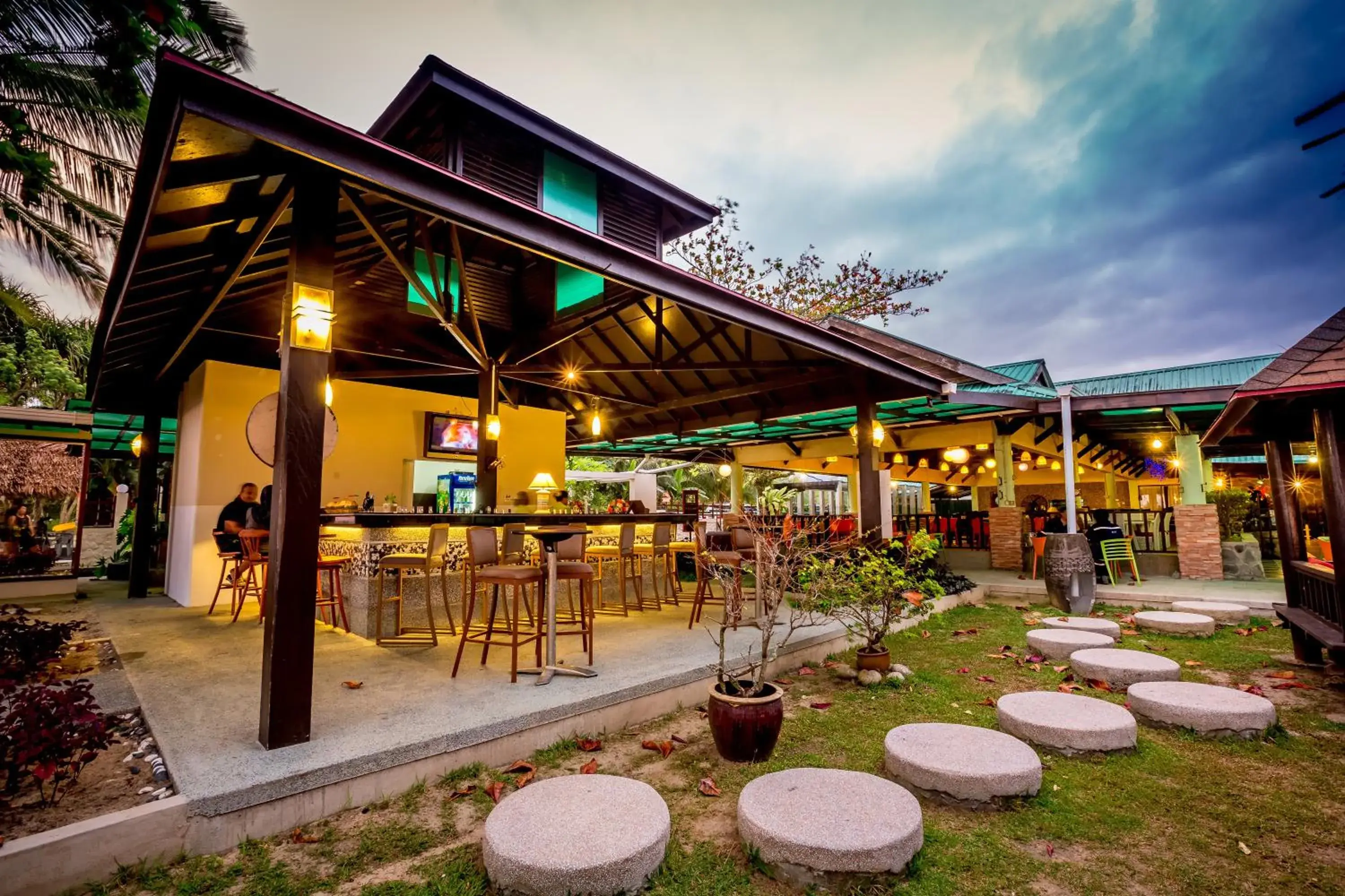 Lounge or bar, Restaurant/Places to Eat in Beringgis Beach Resort & Spa
