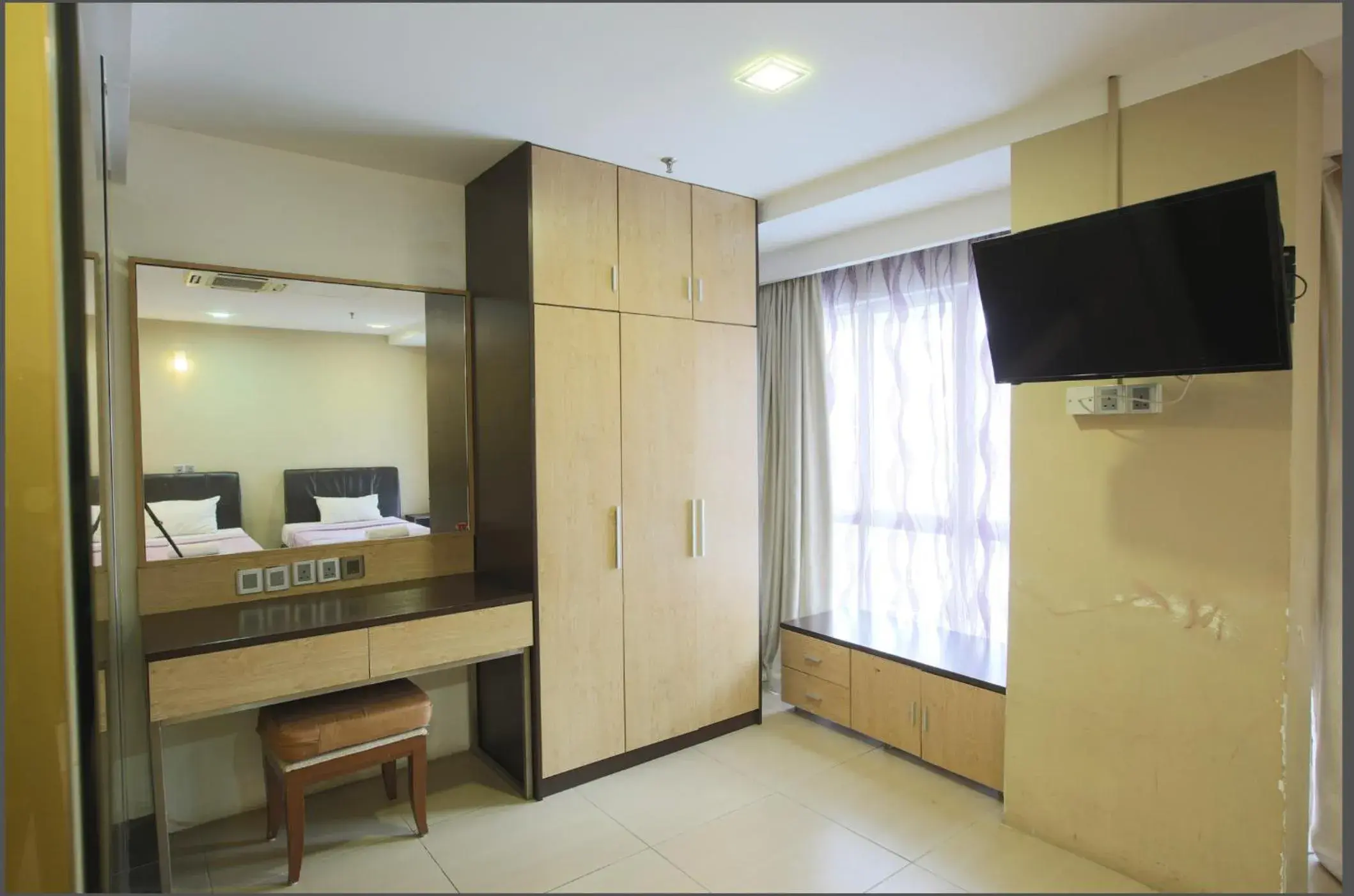 Bedroom, TV/Entertainment Center in Sun Inns Hotel Jalan Tar