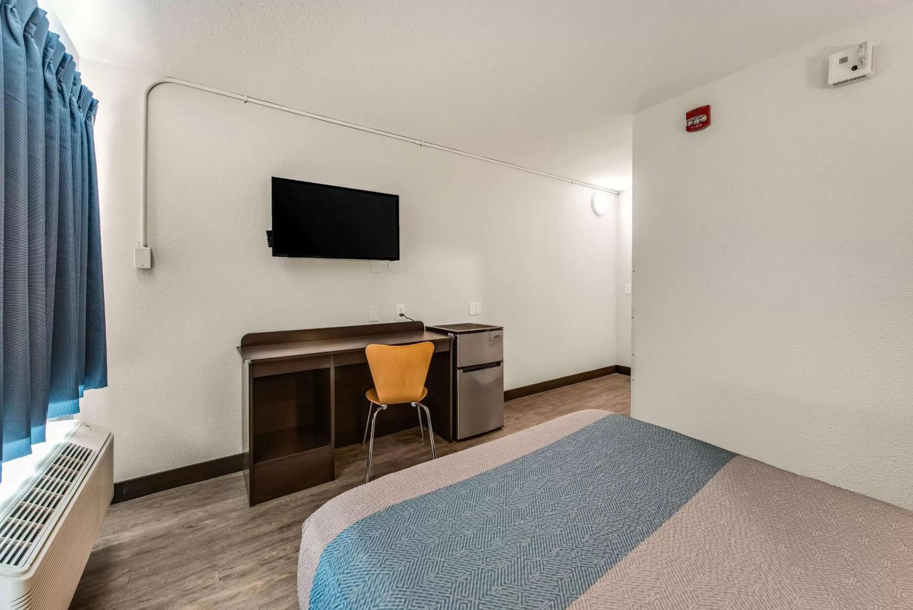 Photo of the whole room, TV/Entertainment Center in Motel 6-Fort Wayne, IN