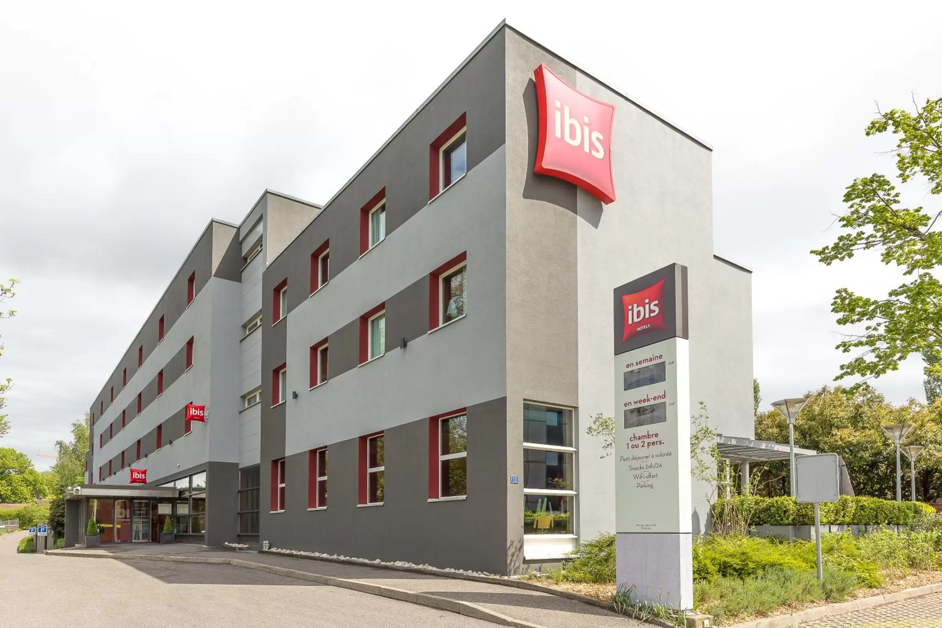 Facade/entrance in ibis Genève Aéroport