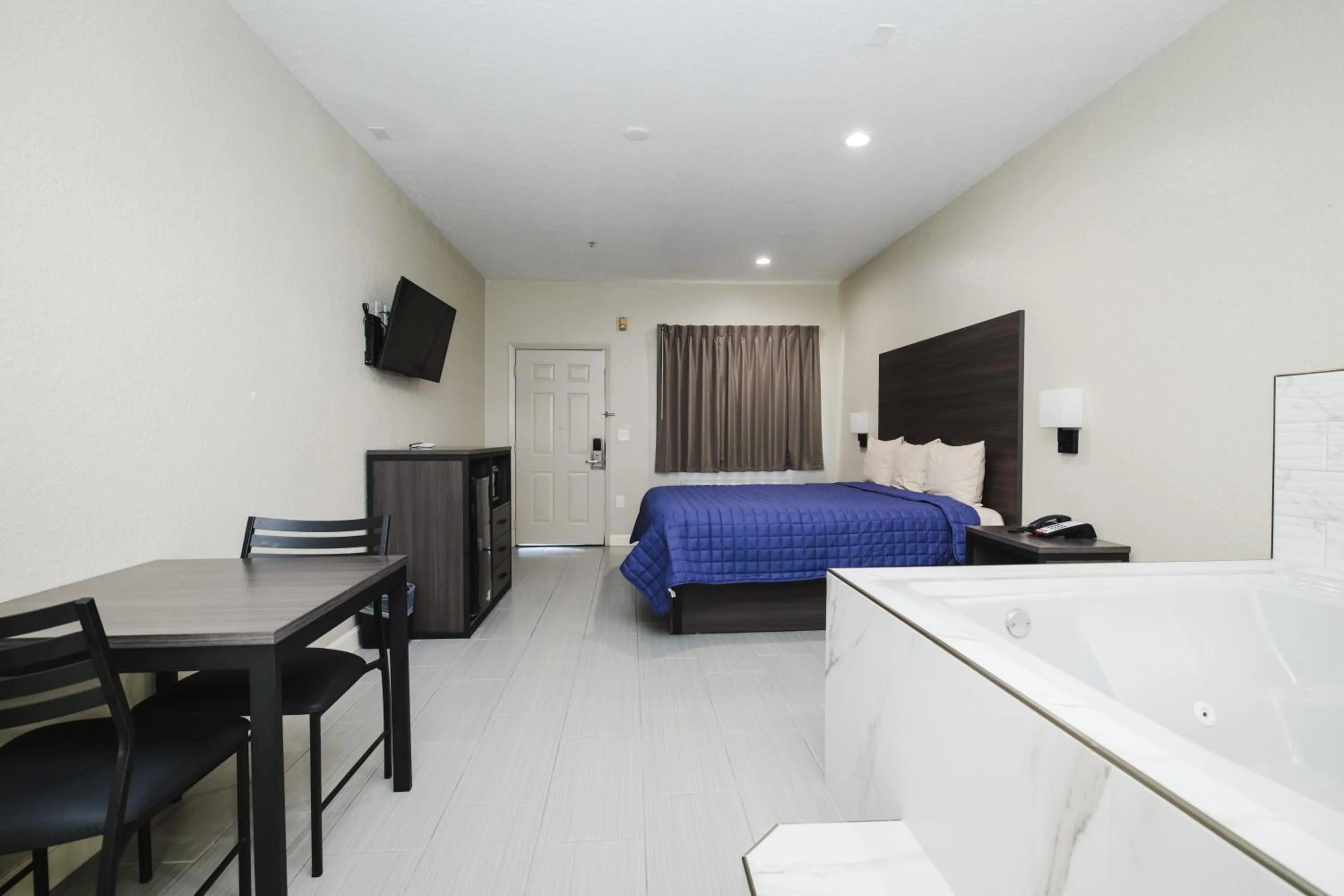 Bed in Winchester Inn and Suites Humble/IAH/North Houston