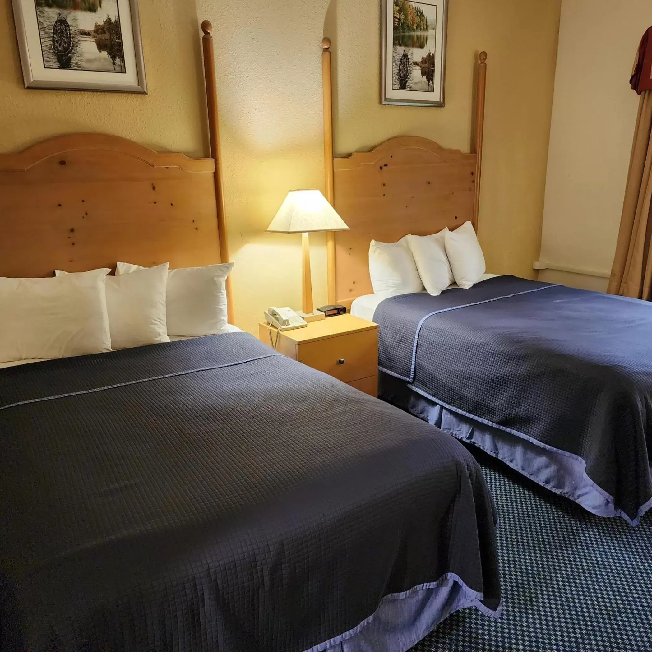 Bed in Katahdin Inn & Suites