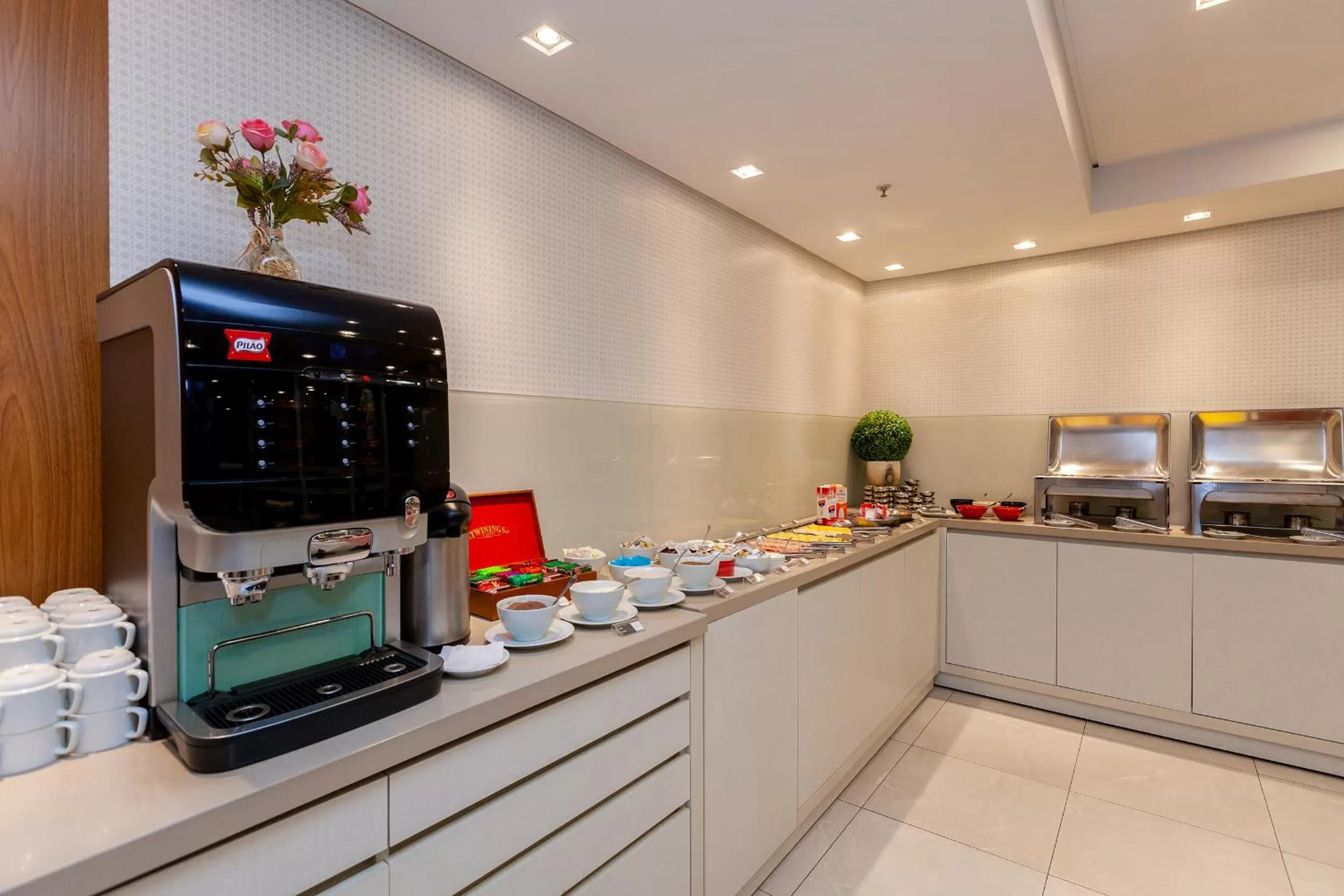 Buffet breakfast in Tri Hotel Executive Brusque