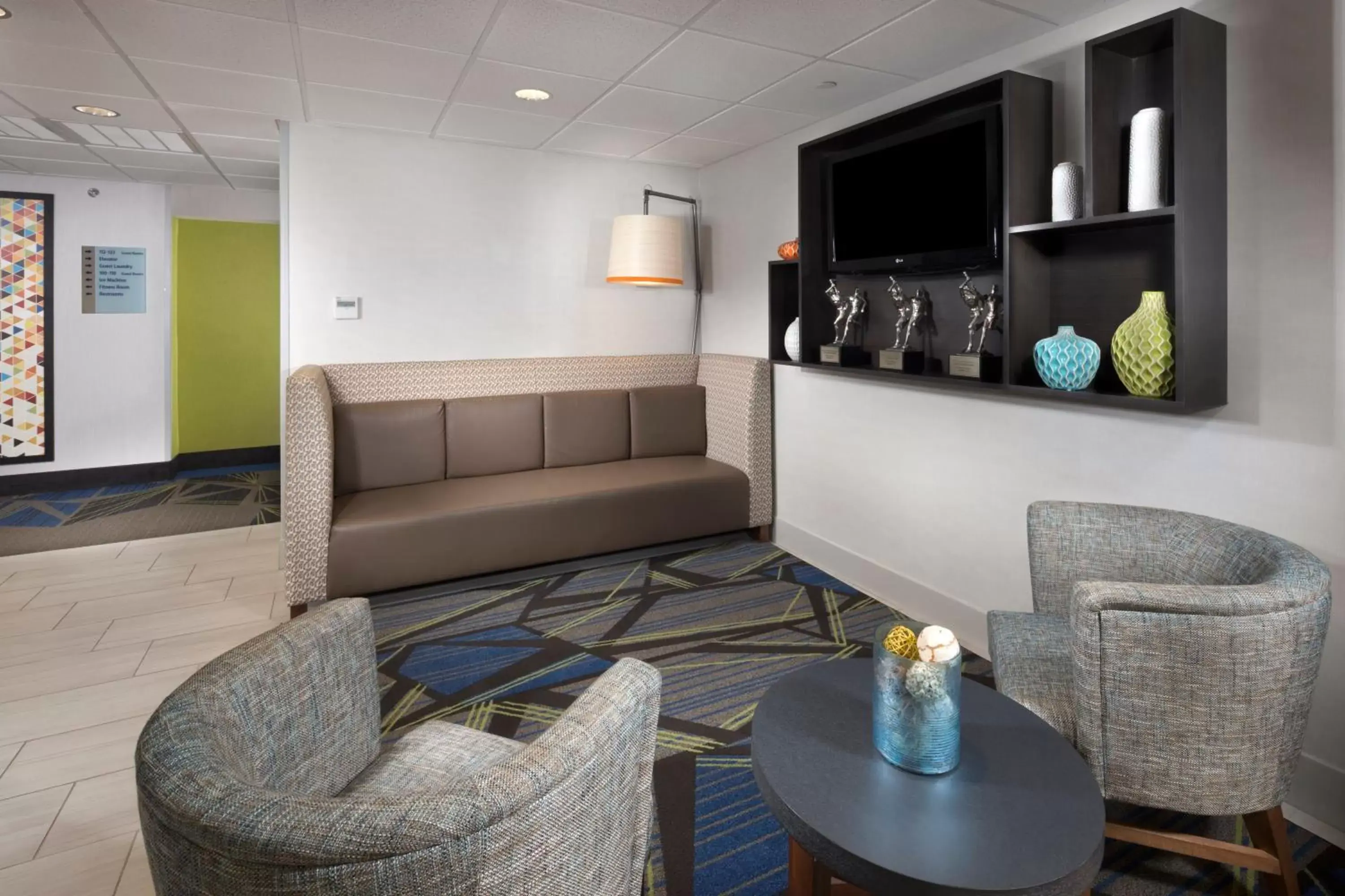 Property building, Seating Area in Holiday Inn Express Middlesboro, an IHG Hotel