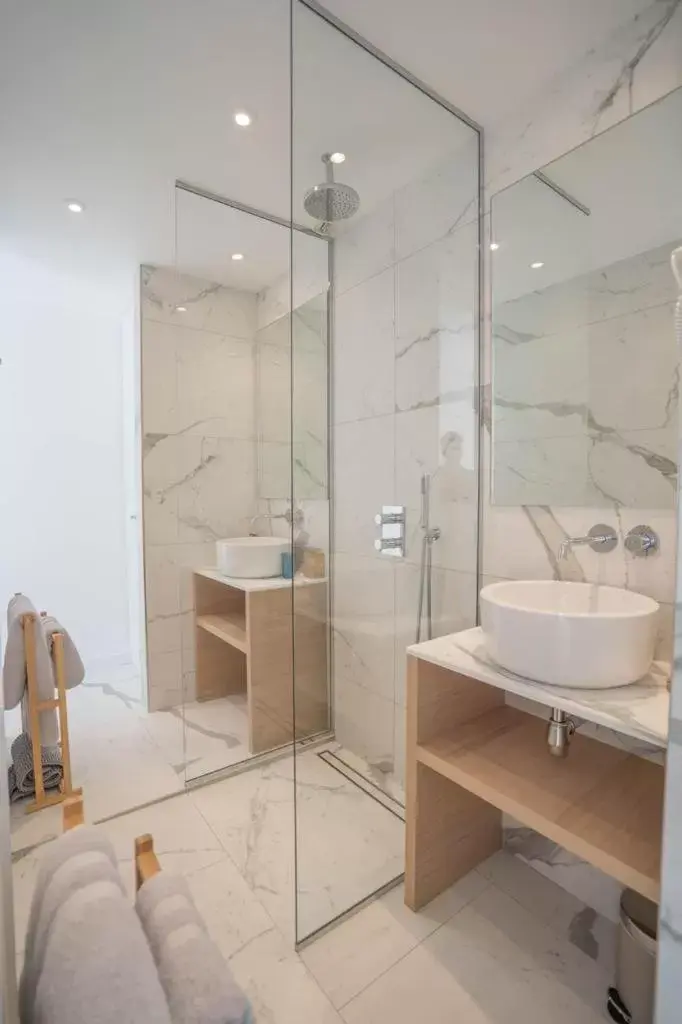 Shower, Bathroom in Hotel le Mandala