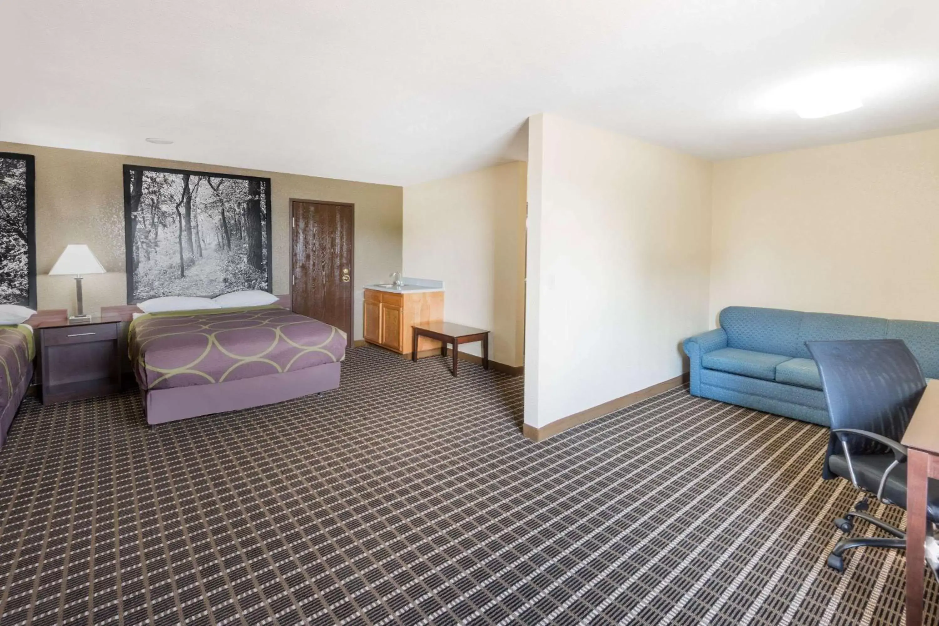 Photo of the whole room, Bed in Super 8 by Wyndham Webster City IA