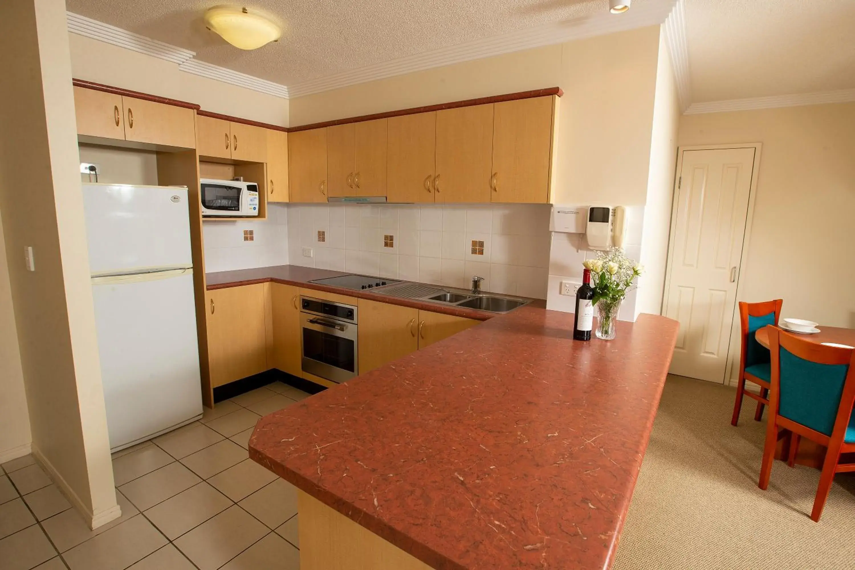 kitchen, Kitchen/Kitchenette in Springwood Tower Apartment Hotel