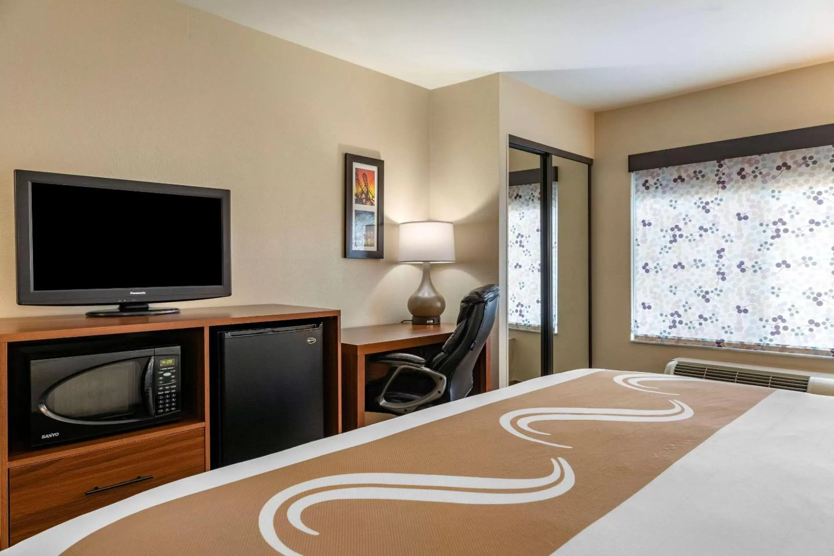 Bedroom, TV/Entertainment Center in Quality Inn Placentia Anaheim Fullerton