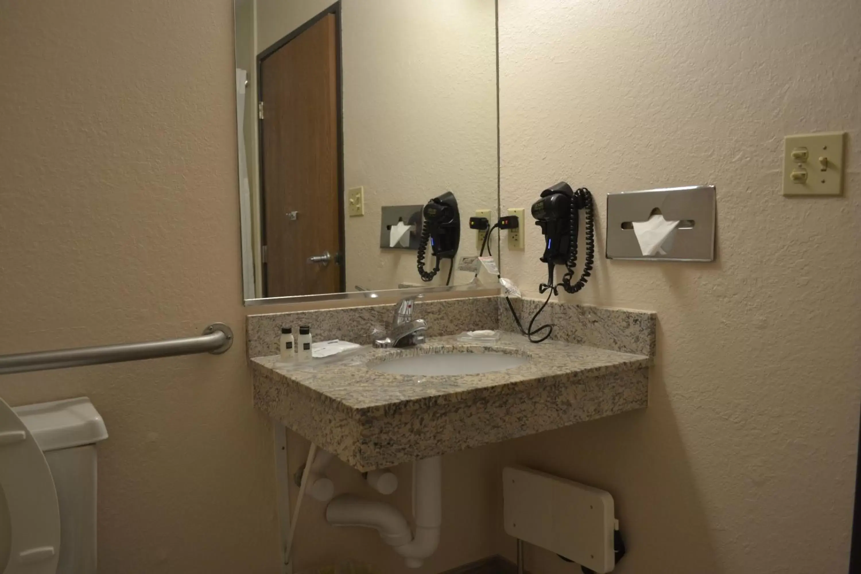 Bathroom in Country Inn & Suites by Radisson, Abingdon, VA
