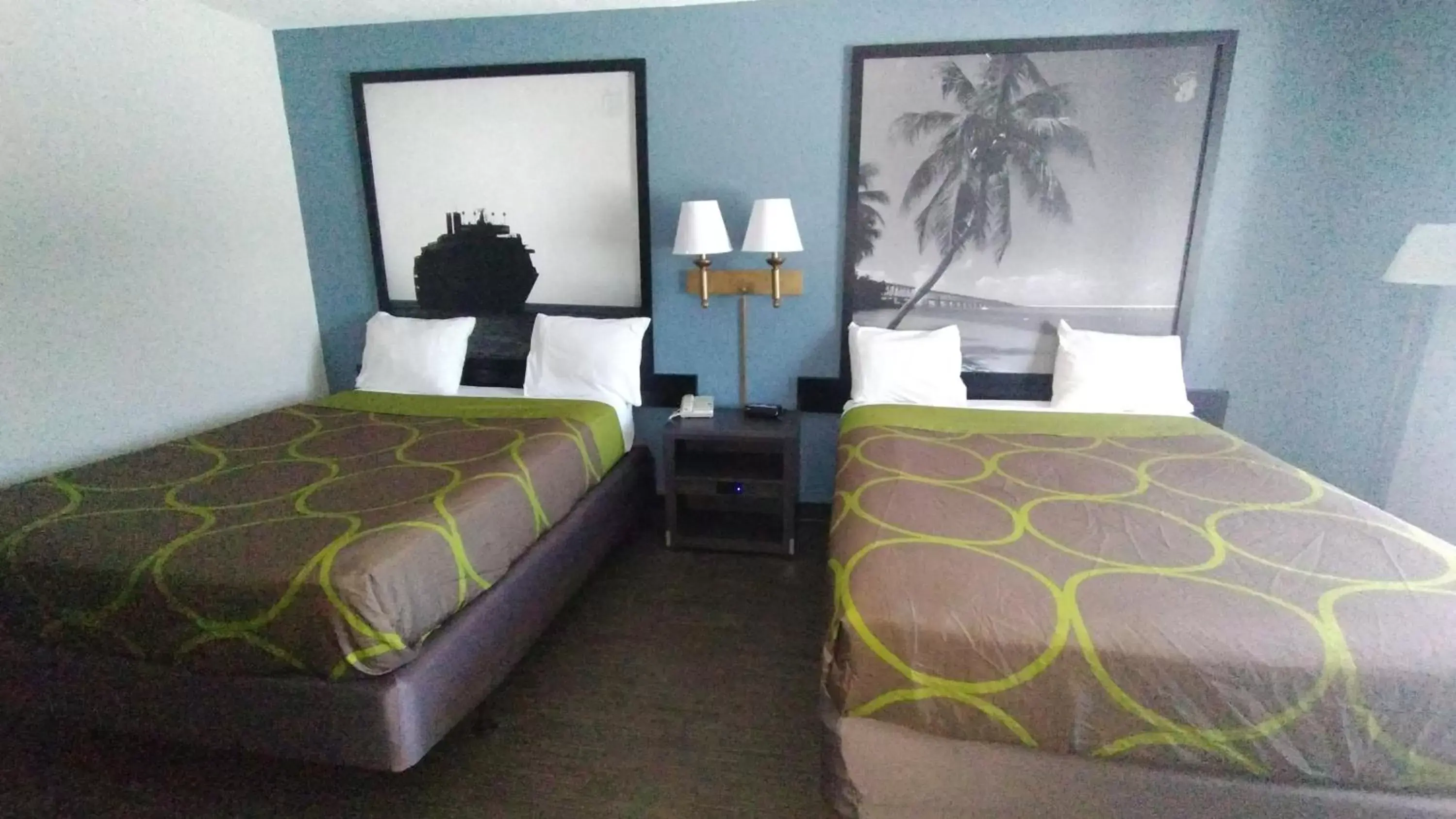 Bed in Super 8 by Wyndham Dania/Fort Lauderdale Arpt