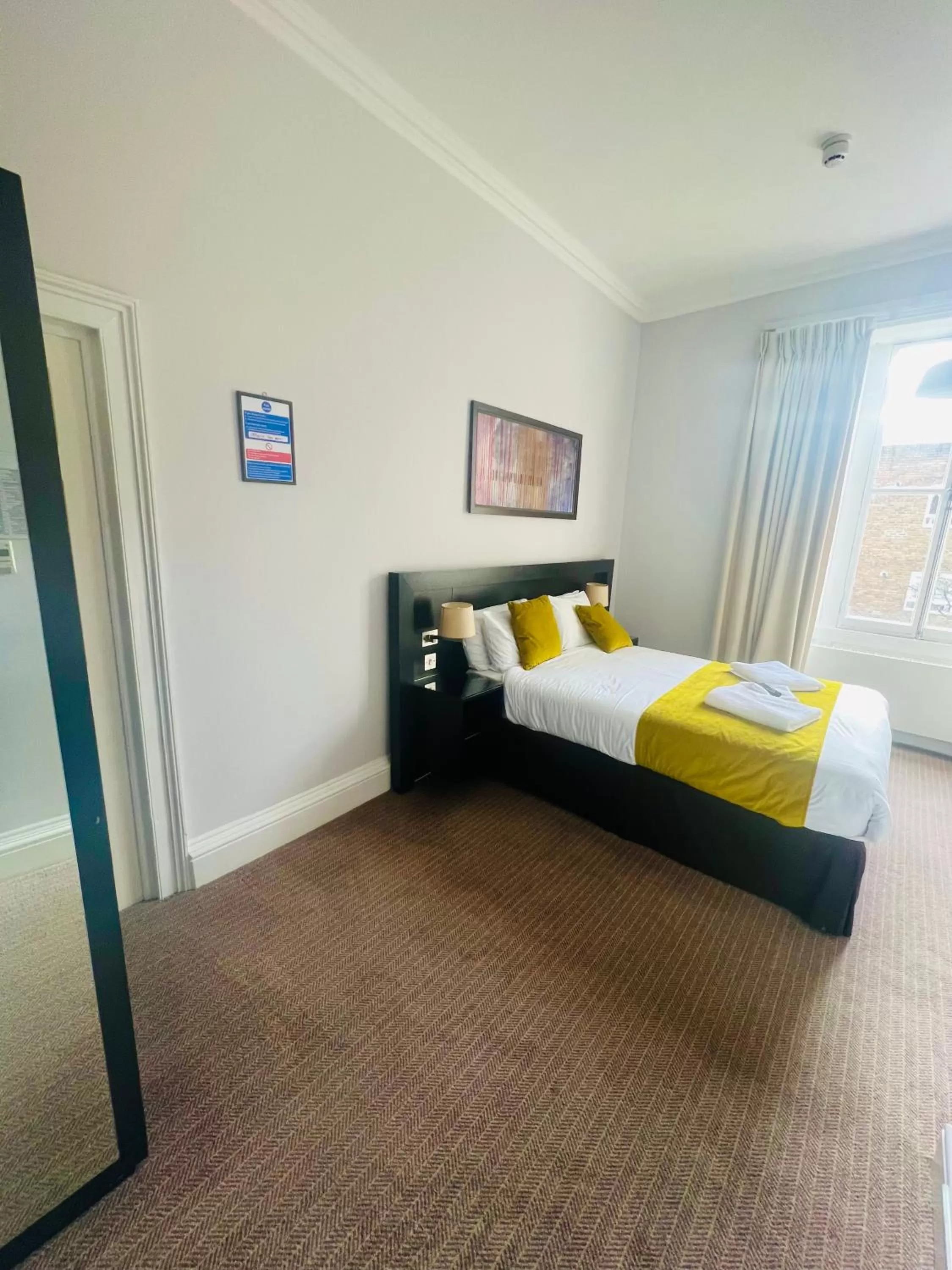 Bed in Bloomsbury Palace Hotel