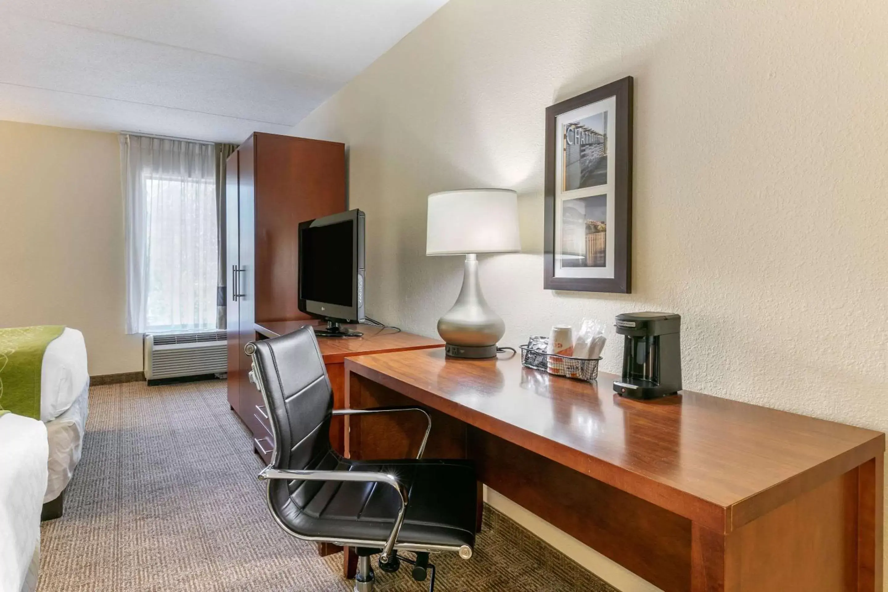 Photo of the whole room, Kitchen/Kitchenette in Comfort Inn Downtown Chattanooga