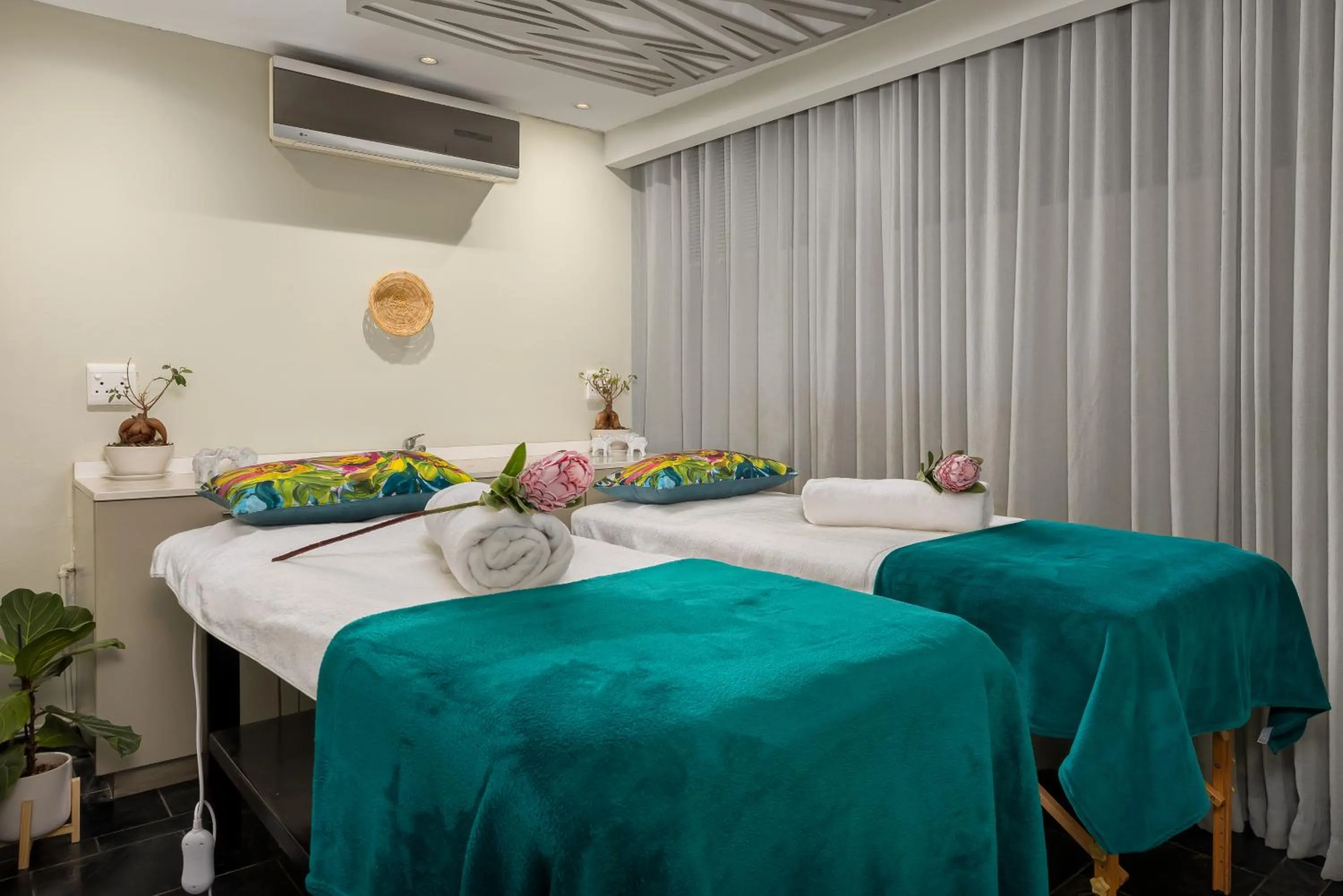 Massage, Bed in O on Kloof Boutique Hotel & Spa