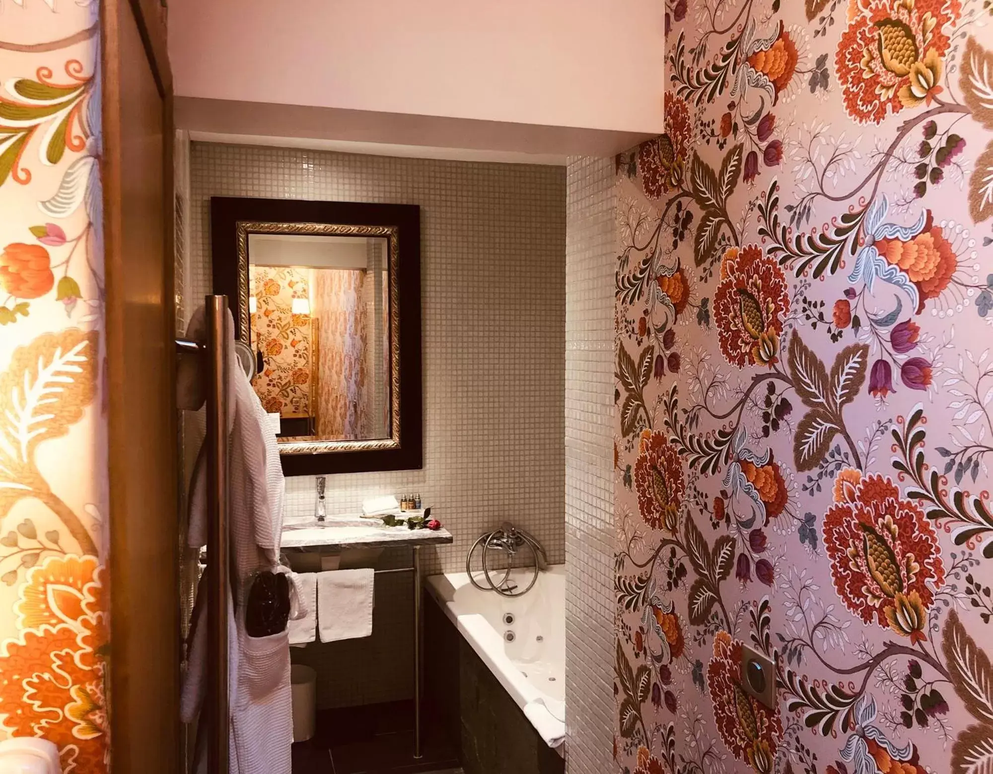 Bath, Bathroom in Hôtel Saint-Paul Rive-Gauche