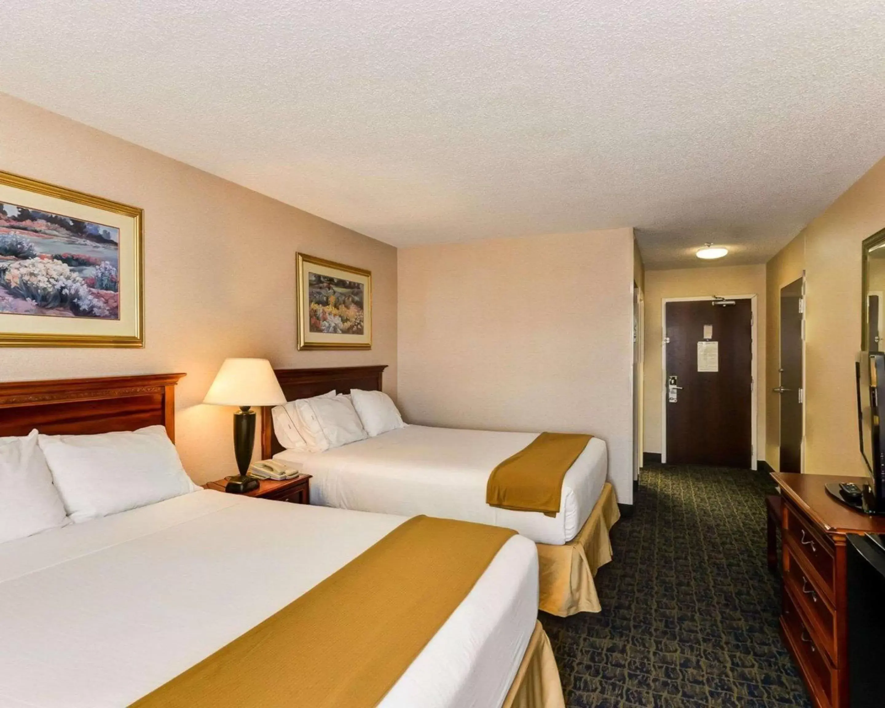 Photo of the whole room, Bed in Quality Inn Spring Mills - Martinsburg North