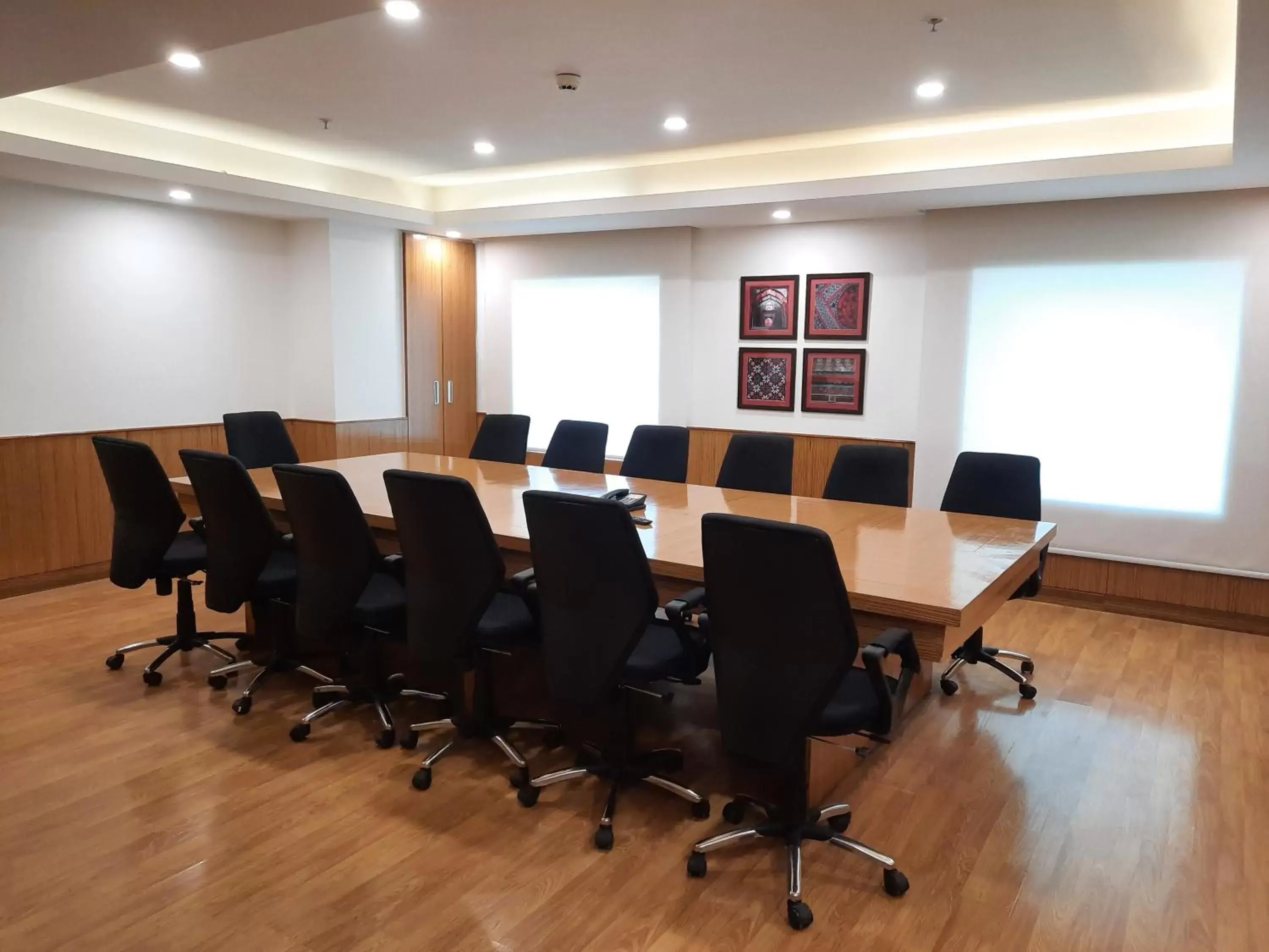 Meeting/conference room in Four Points by Sheraton Vadodara