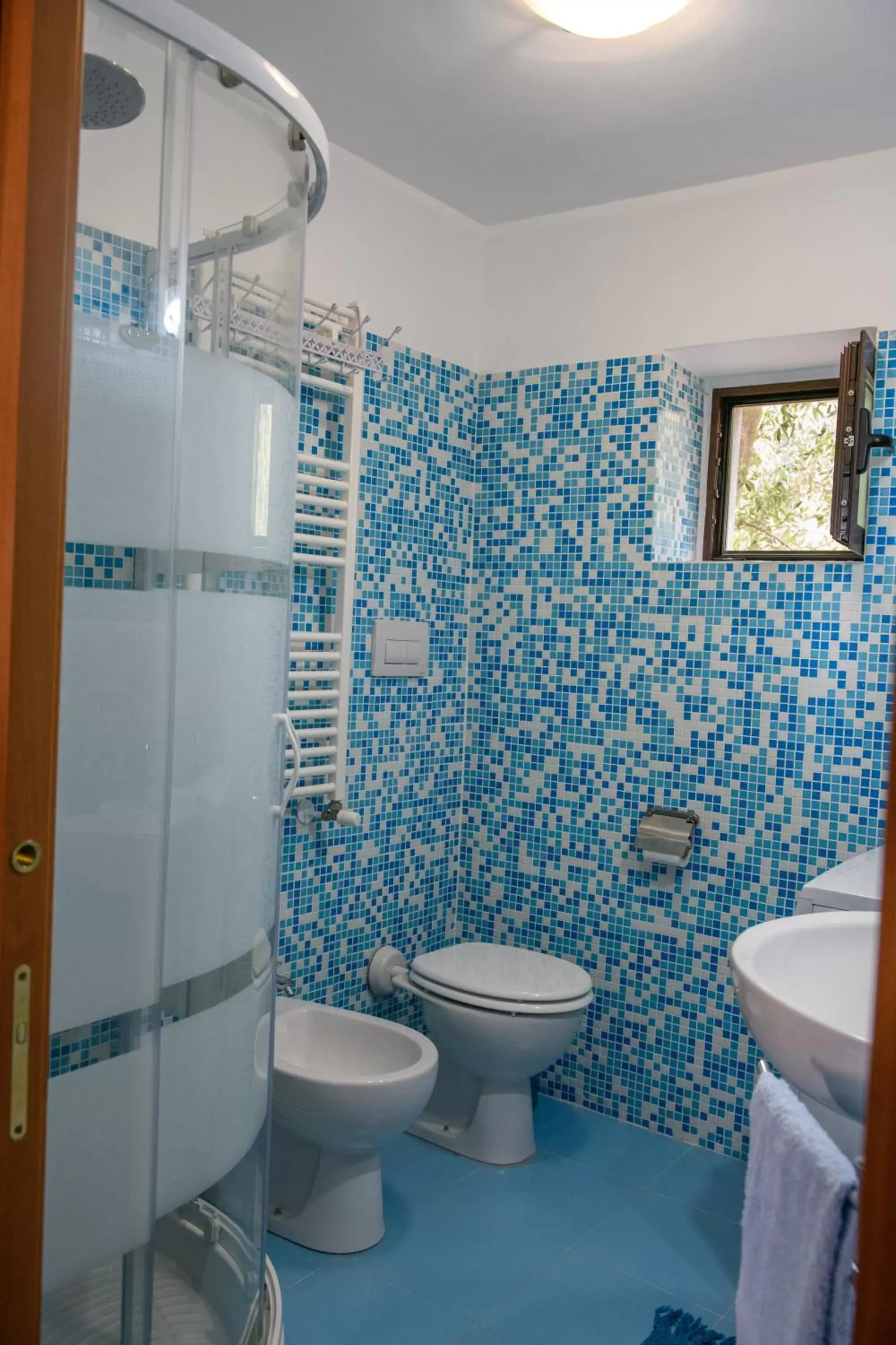 Shower, Bathroom in Terrazzo sullo Ionio