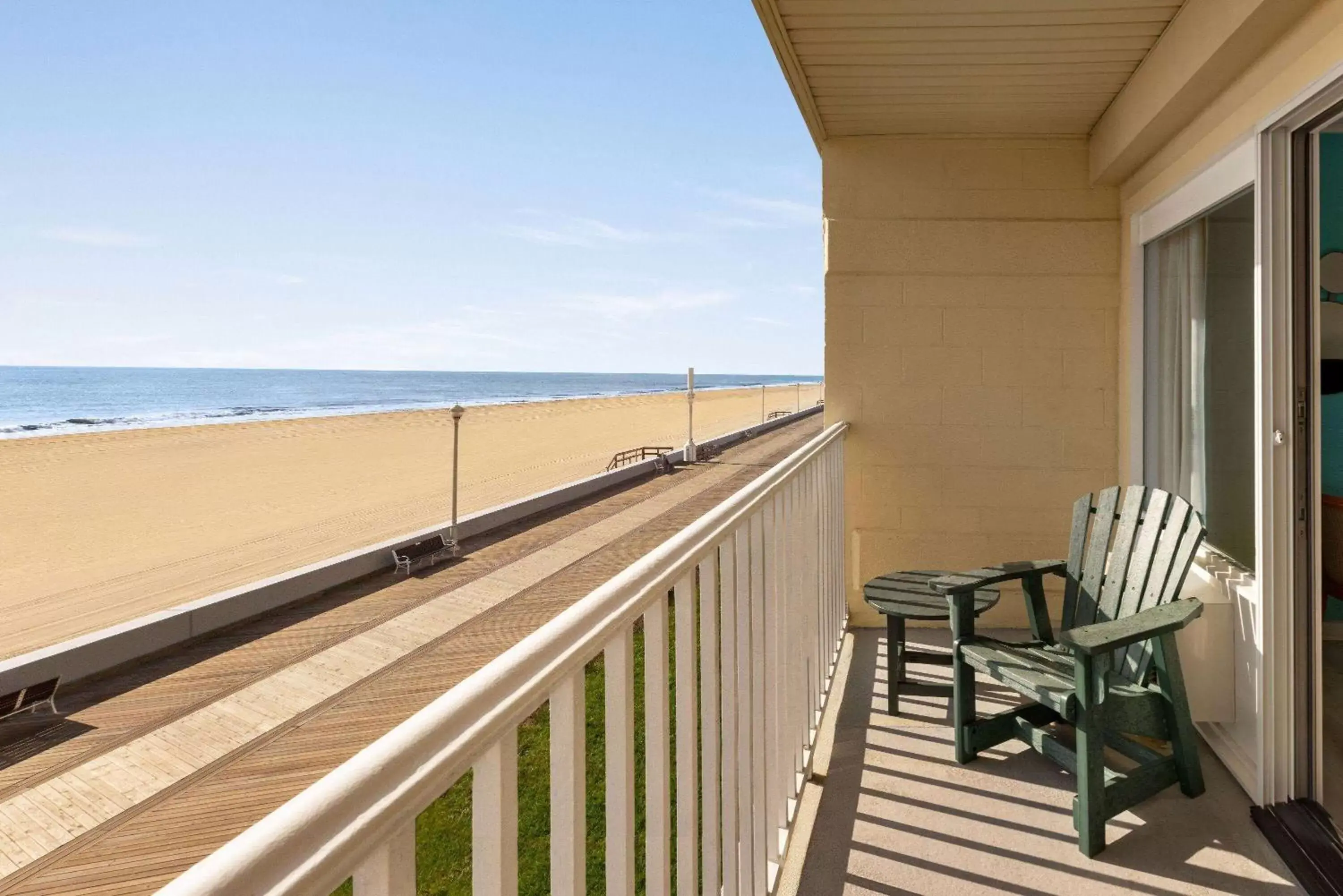 Photo of the whole room, Balcony/Terrace in Howard Johnson by Wyndham Ocean City Oceanfront