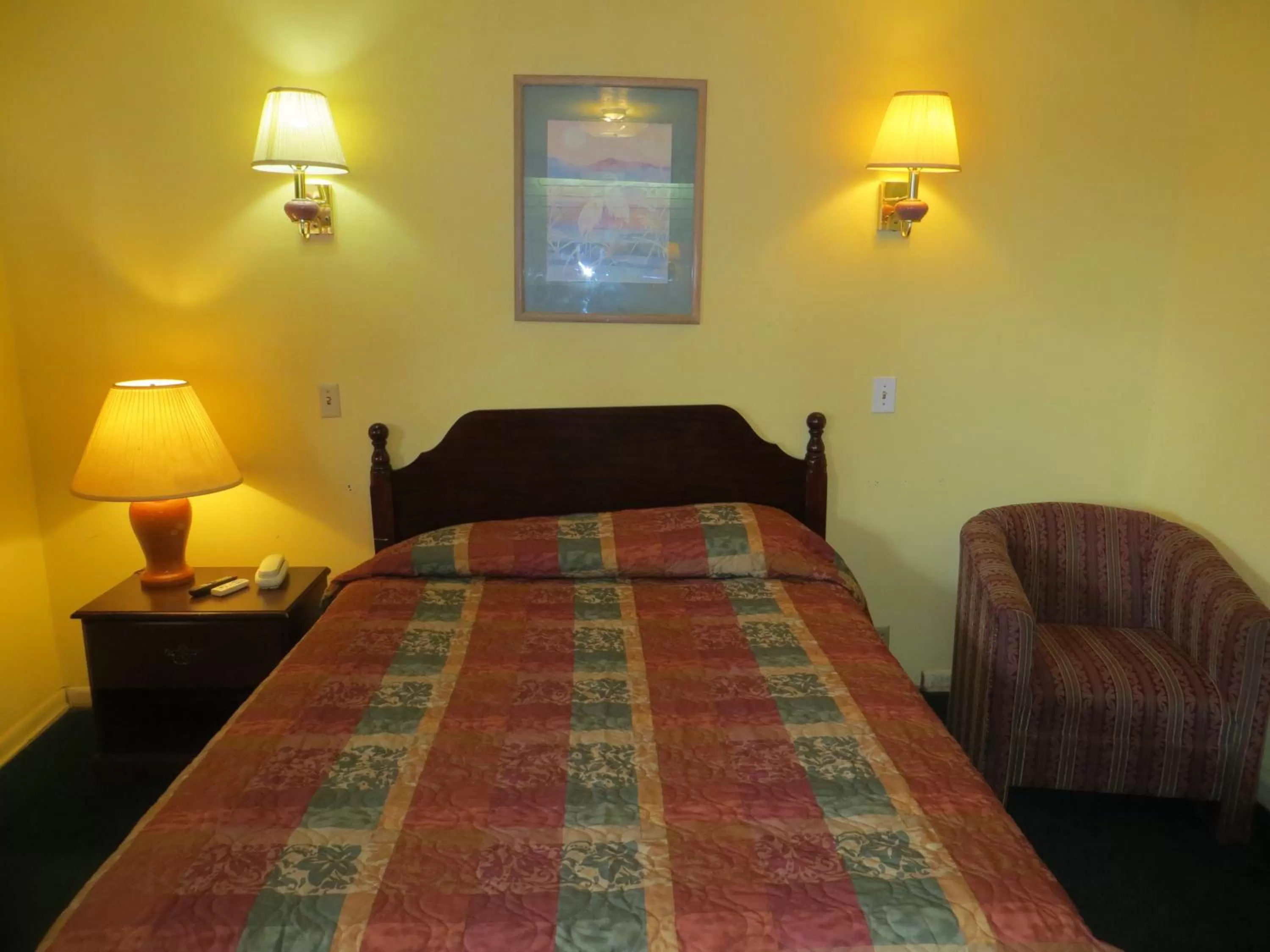 Photo of the whole room, Bed in Cottonwood Inn