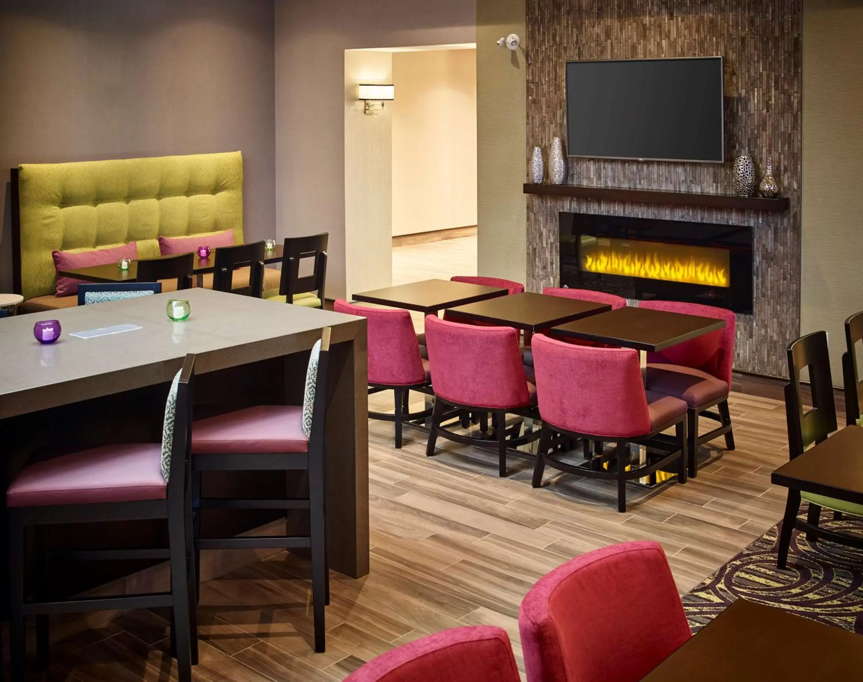 Dining area, Lounge/Bar in Hampton Inn by Hilton Timmins