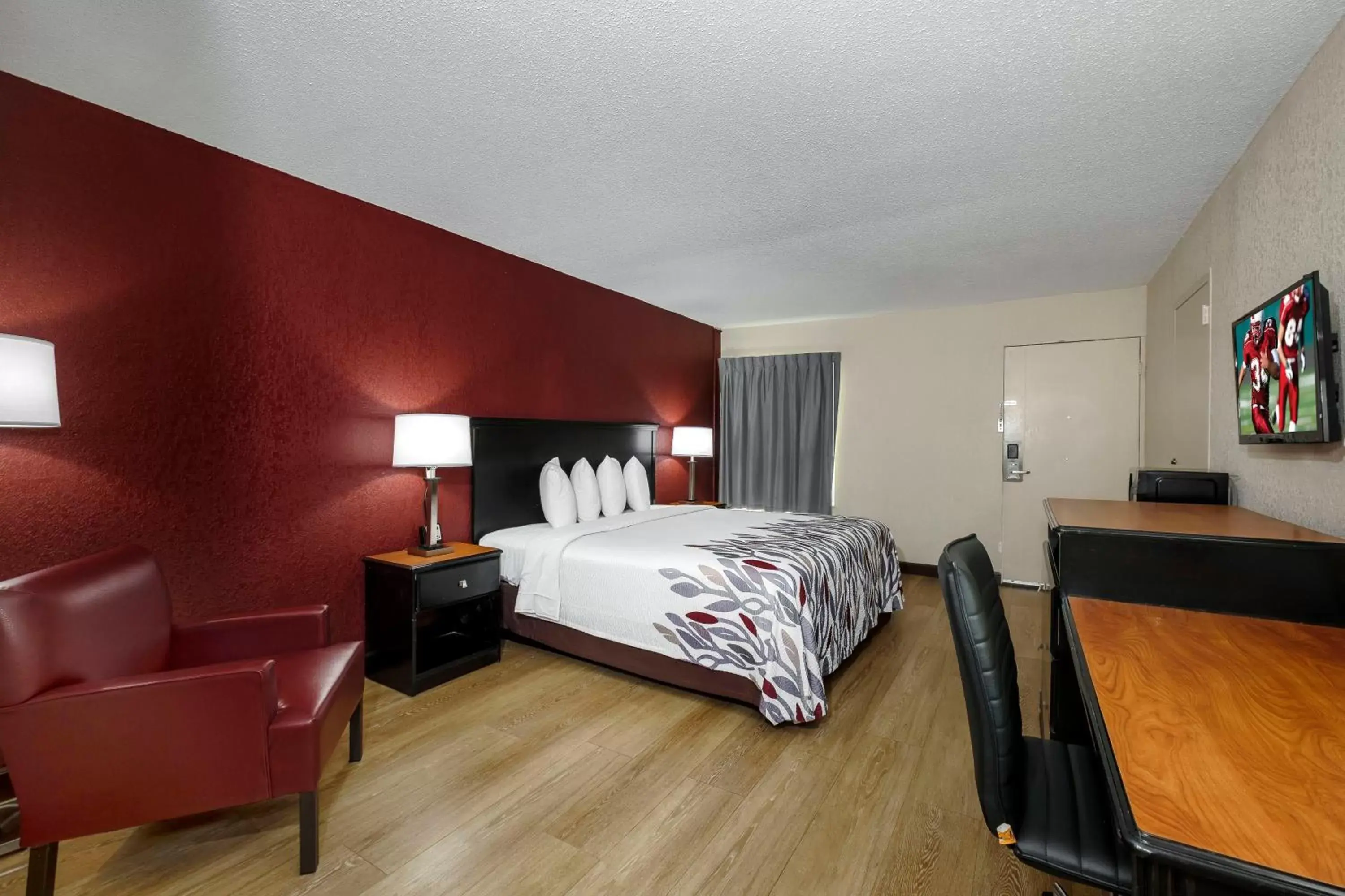 Photo of the whole room, Bed in Red Roof Inn Hot Springs