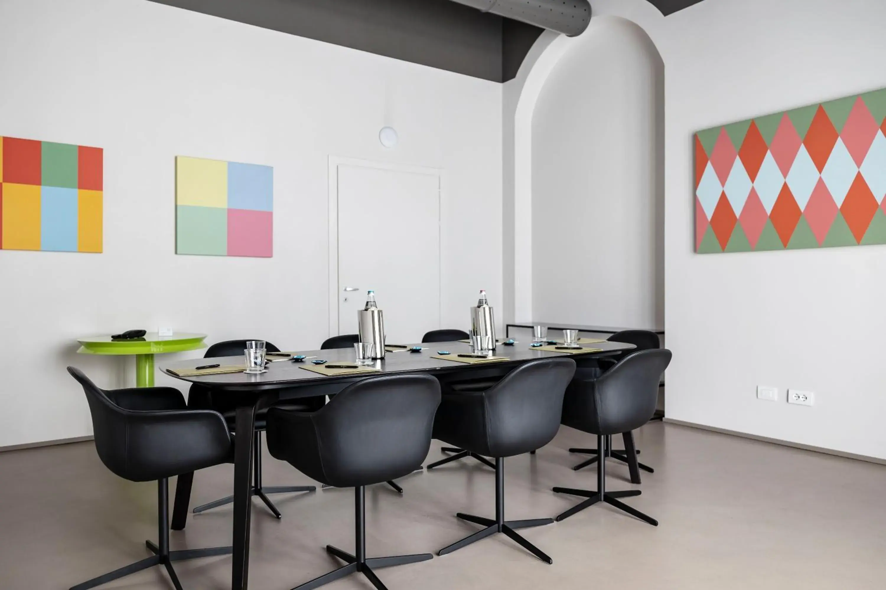 Meeting/conference room in Savona 18 Suites