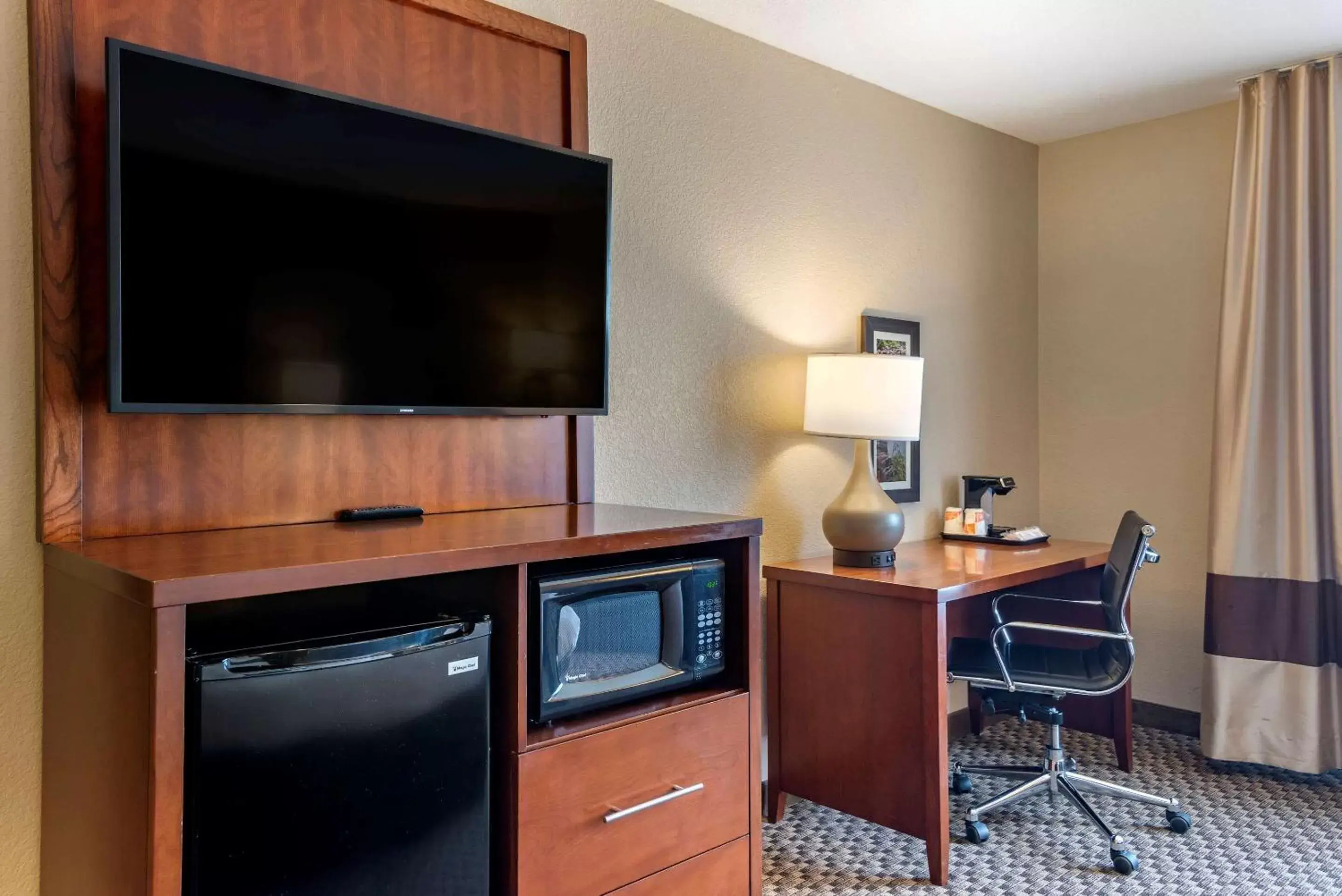 Photo of the whole room, TV/Entertainment Center in Comfort Inn & Suites Blue Ridge