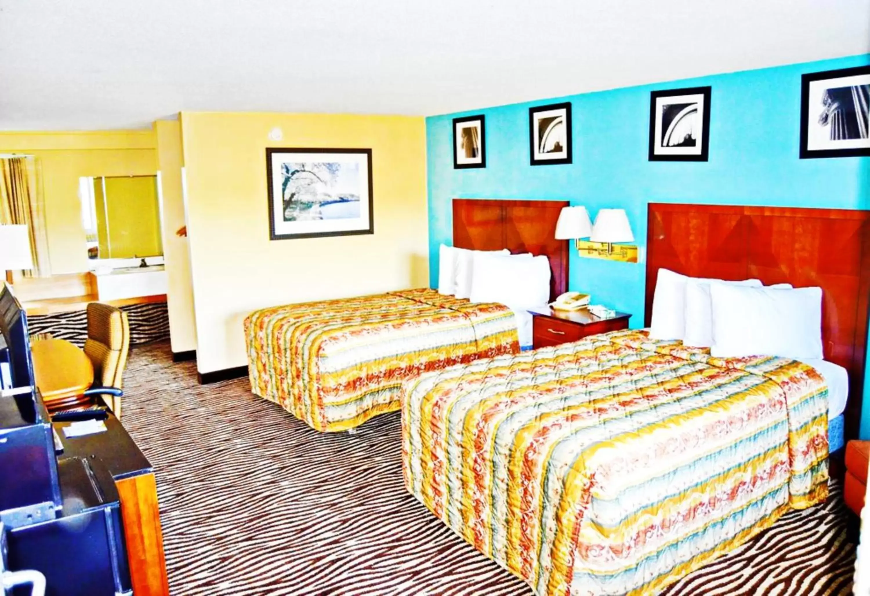 Photo of the whole room, Bed in Flagship Inn & Suites