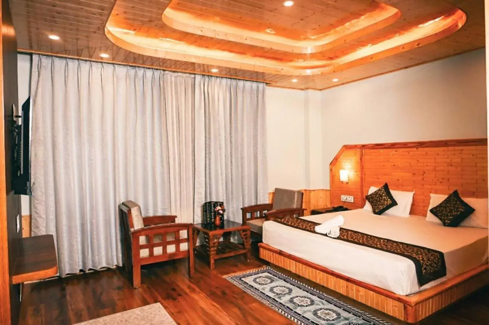 Photo of the whole room, Bed in OLD MANALI RETREAT