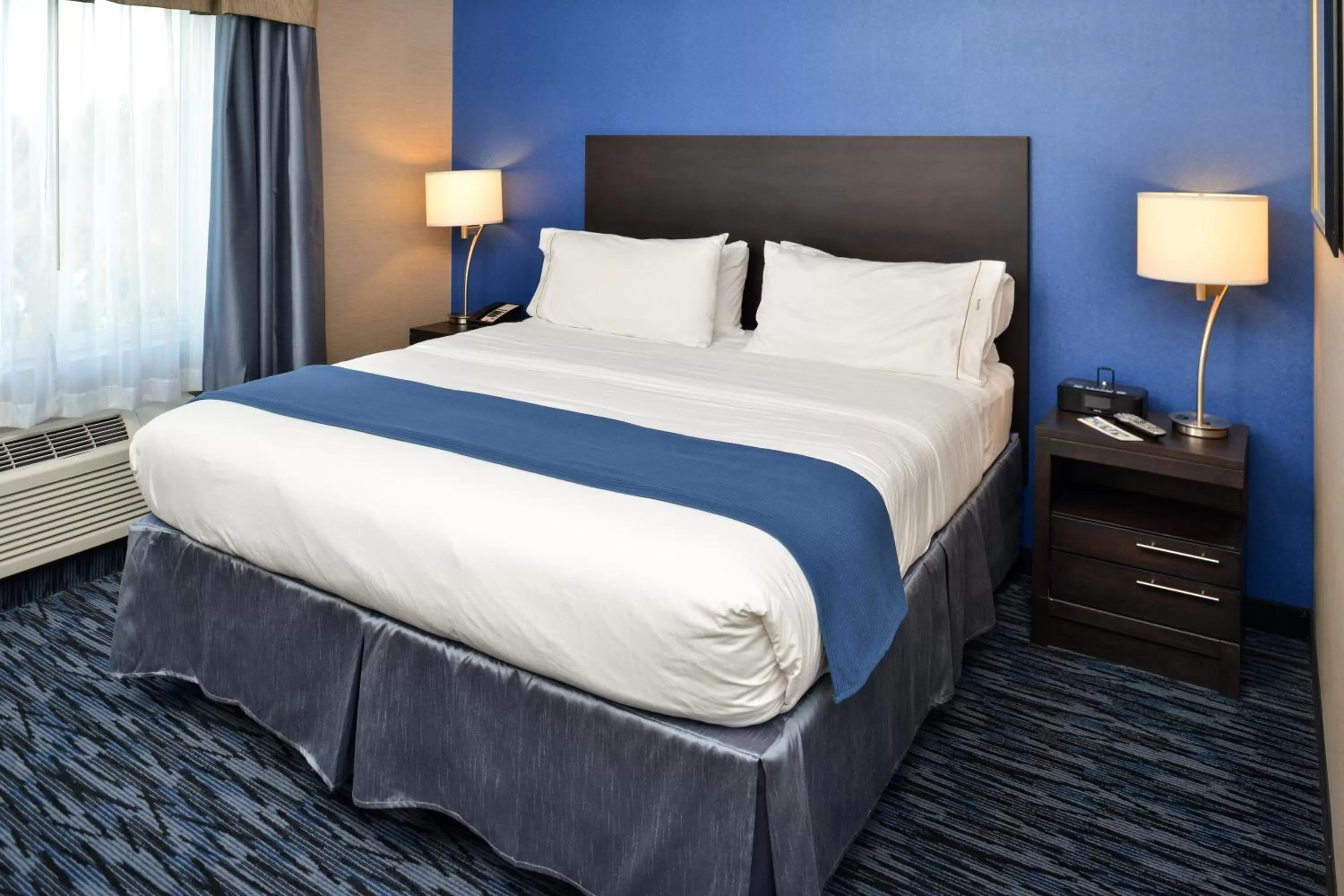 Photo of the whole room, Bed in Holiday Inn Express & Suites Peekskill-Lower Hudson Valley by IHG