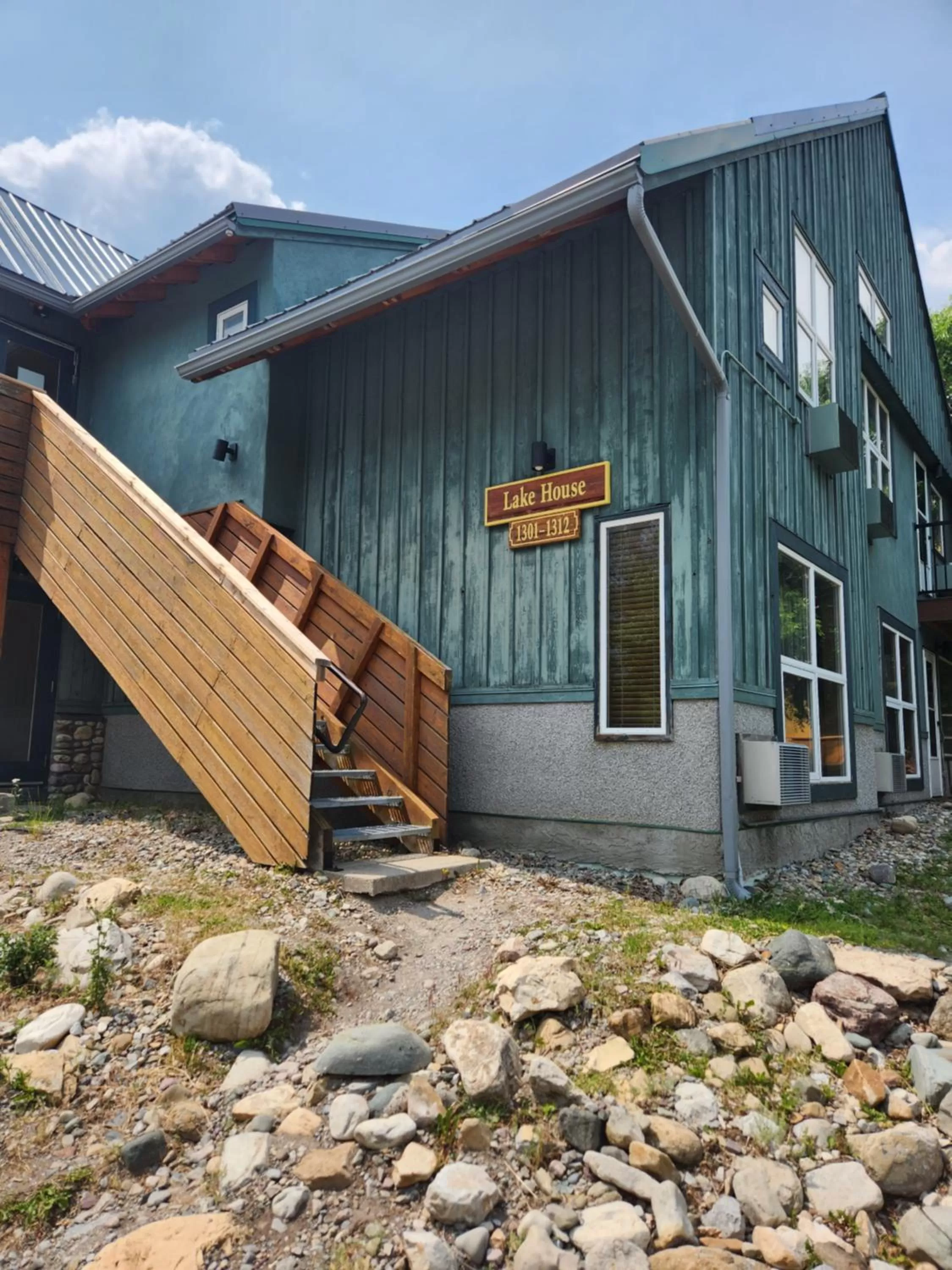 Property building in Waterton Lakes Lodge Resort