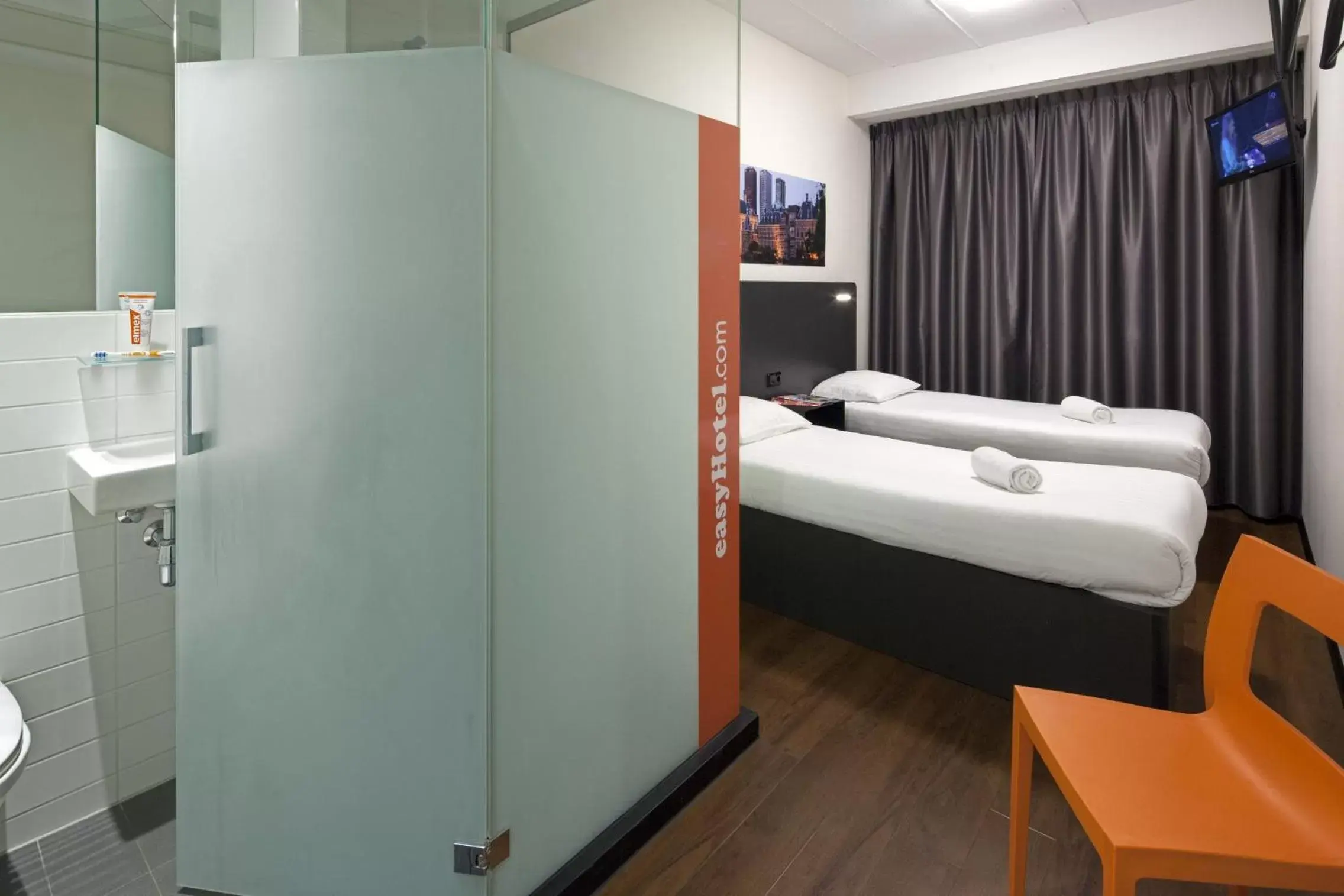 Bedroom, Bathroom in easyHotel The Hague City Centre