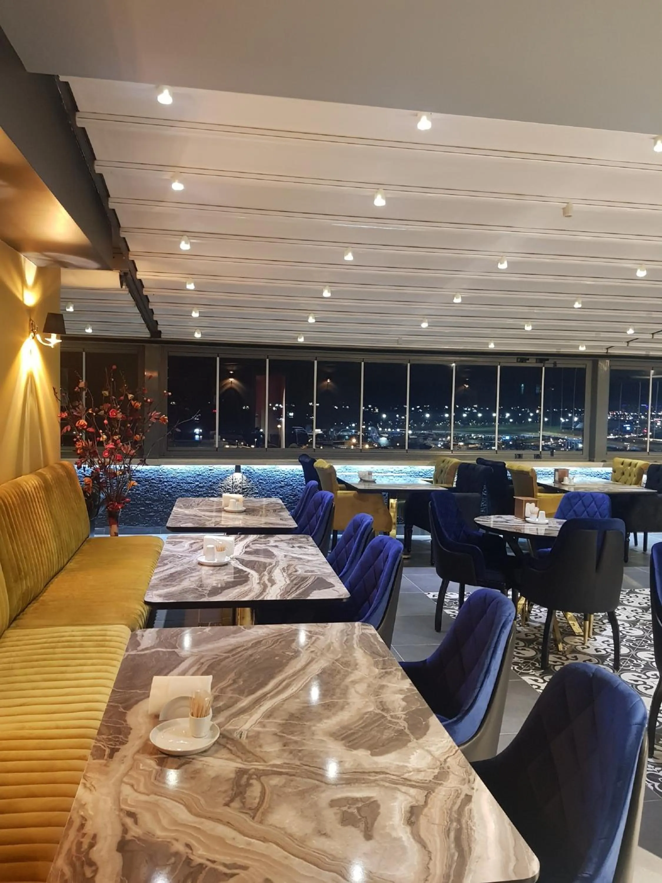 Restaurant/Places to Eat in Selenay Hotel