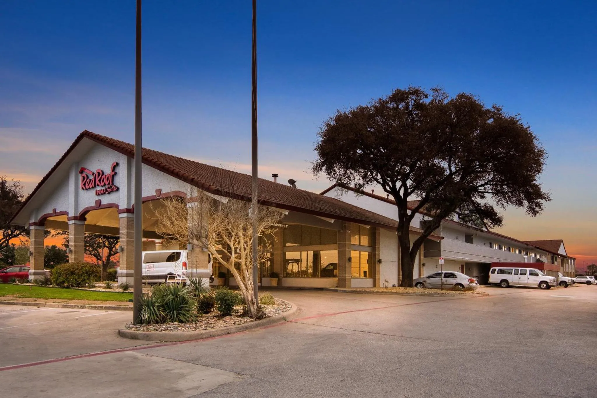 Property Building in Red Roof Inn & Suites Irving - DFW Airport South