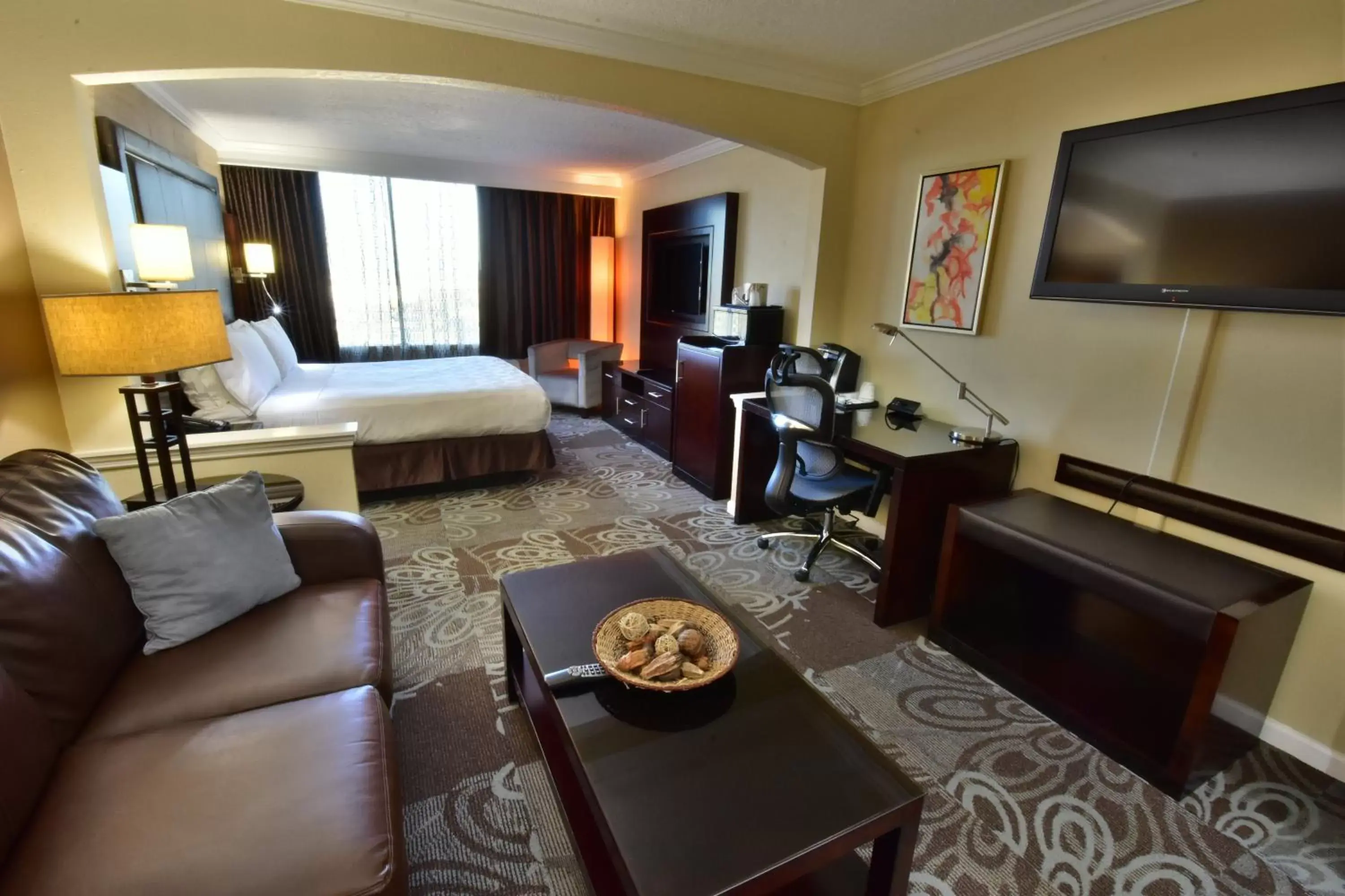 Photo of the whole room, Seating Area in Holiday Inn Orlando East-UCF Area, an IHG Hotel