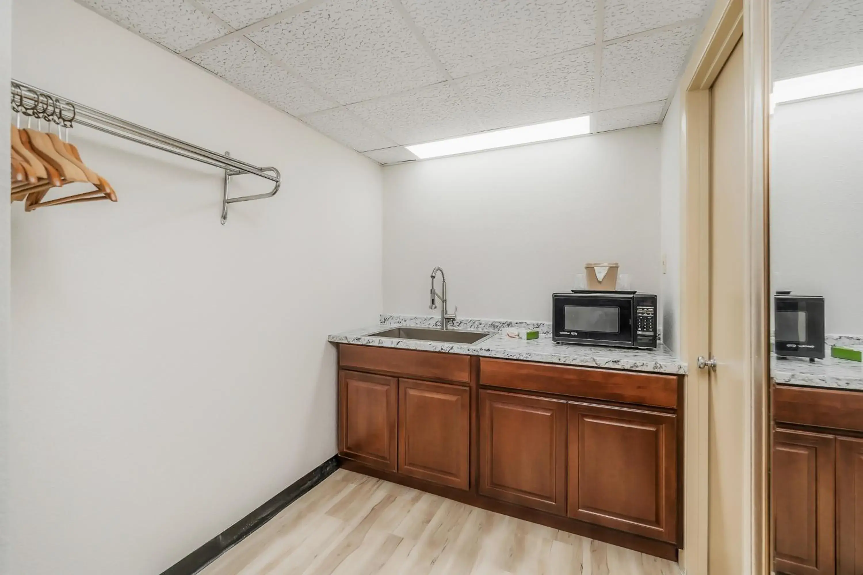 Kitchen or kitchenette, Kitchen/Kitchenette in Americas Best Value Inn Cookeville