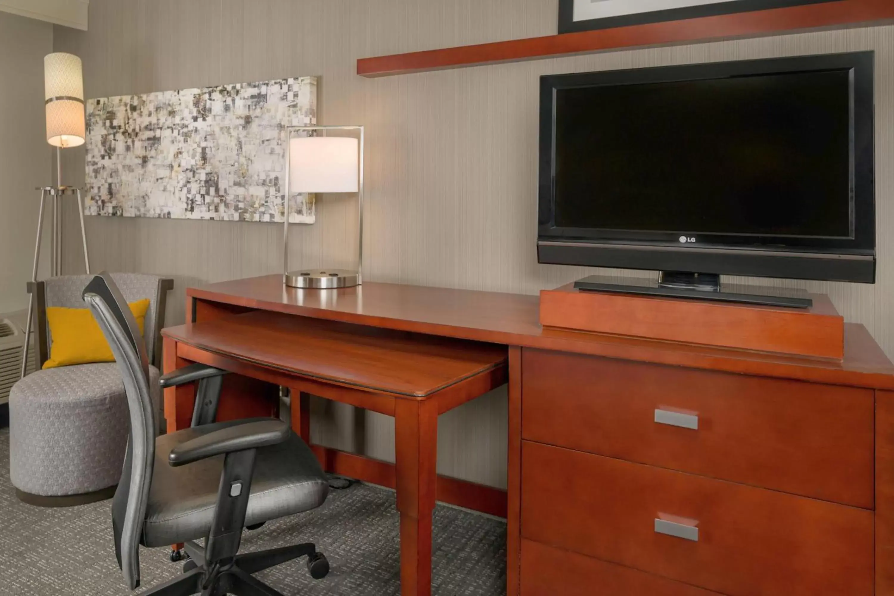 Photo of the whole room, TV/Entertainment Center in Courtyard by Marriott New Haven Orange