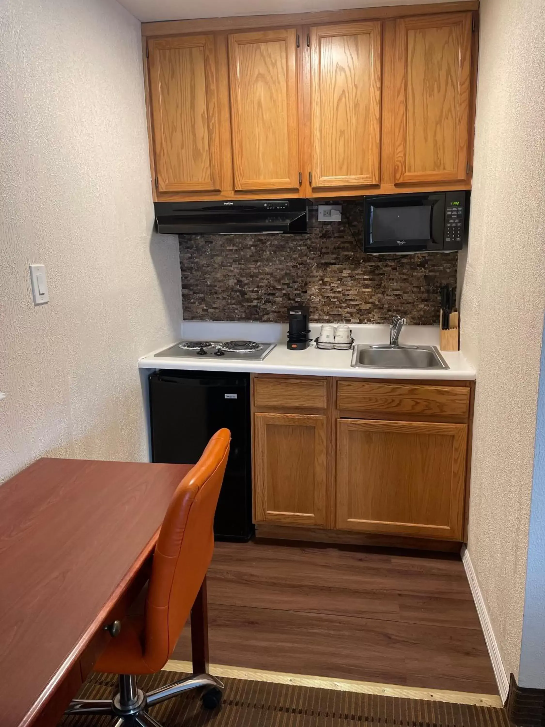 Kitchen or kitchenette, Kitchen/Kitchenette in Best Western Woodbury Inn