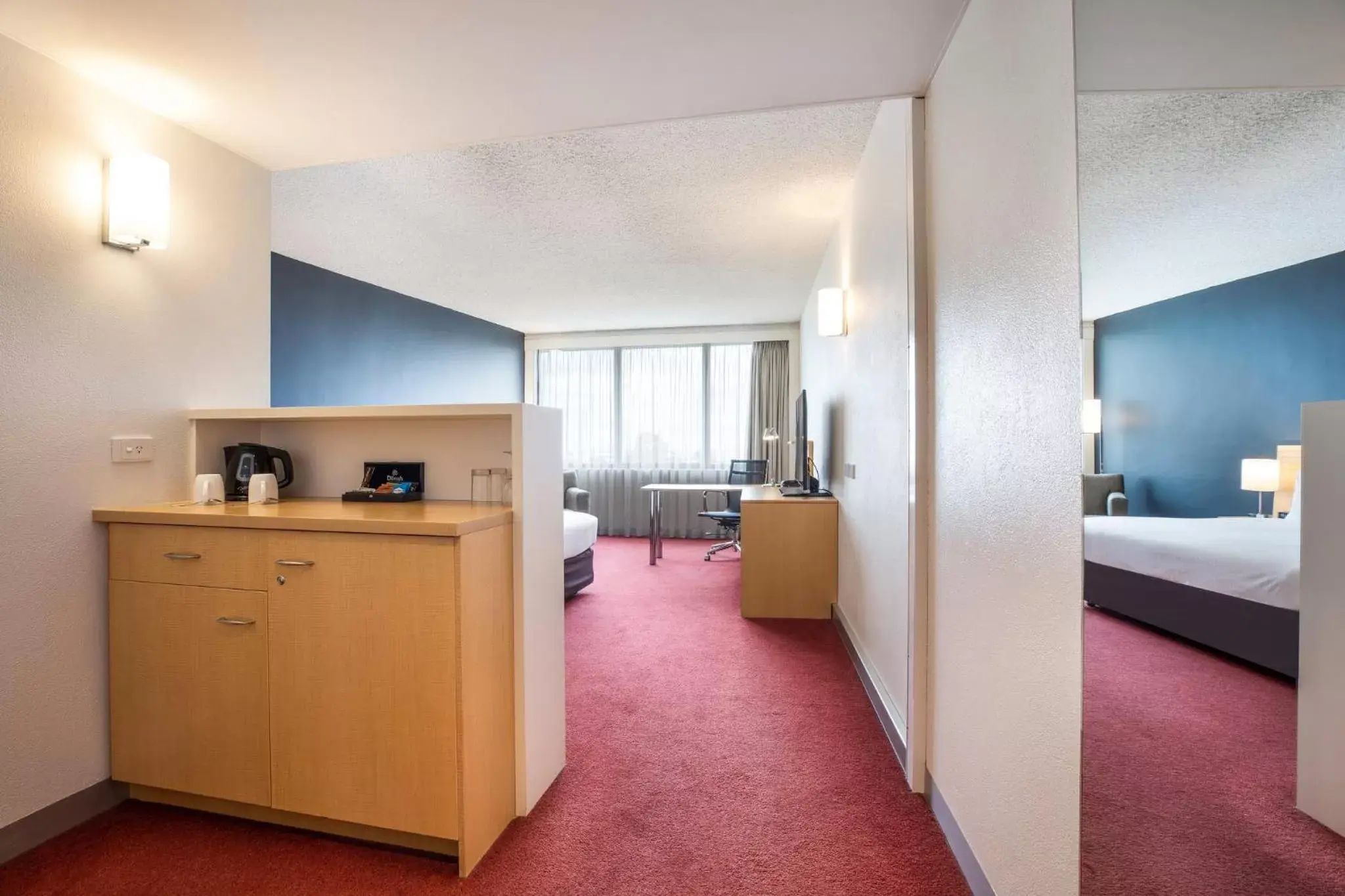 Photo of the whole room, Kitchen/Kitchenette in Holiday Inn Melbourne Airport, an IHG Hotel