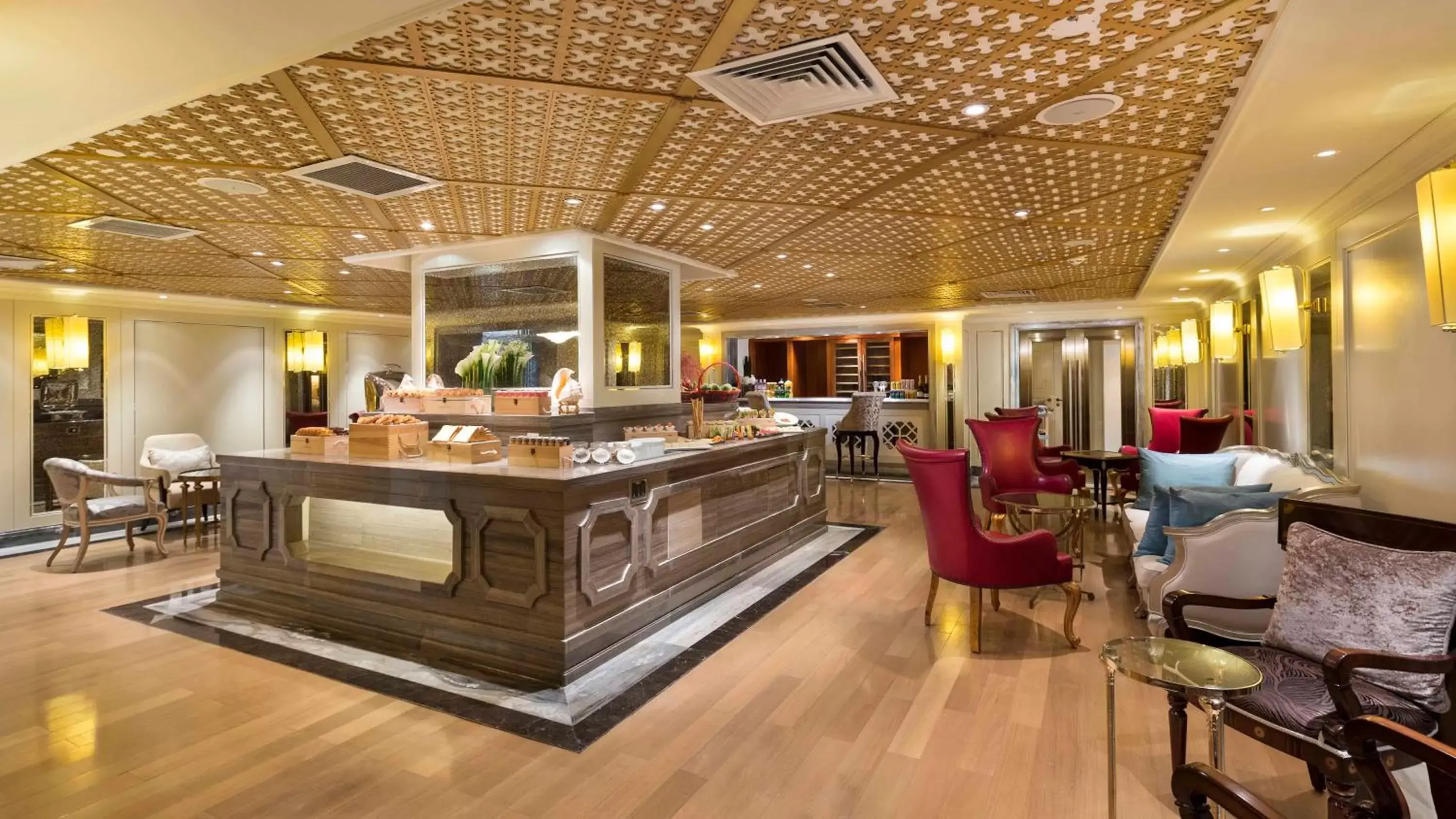 Lounge or bar in Crowne Plaza Resort Sanya Bay, an IHG Hotel