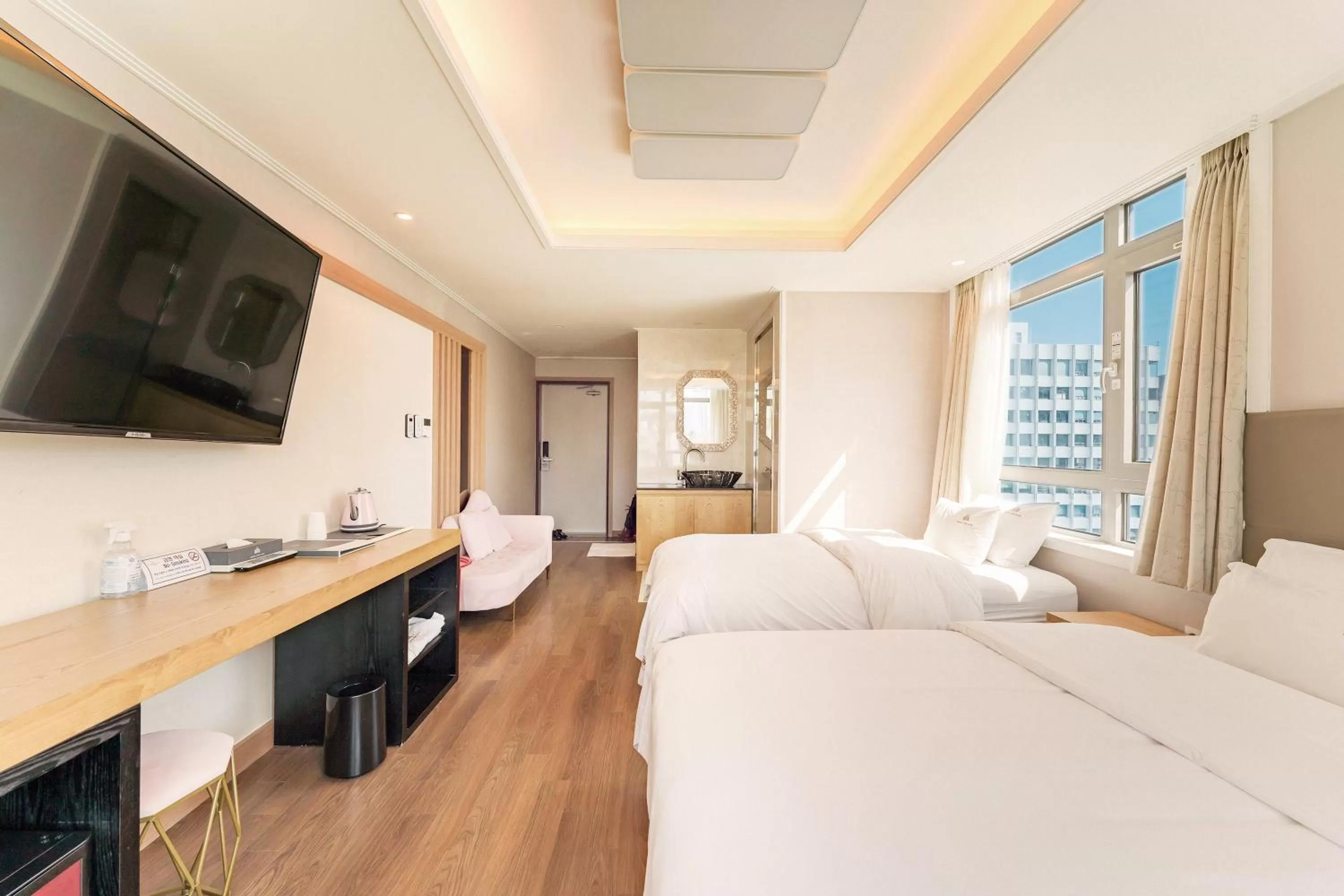 Communal lounge/ TV room in Central Park Hotel Busan