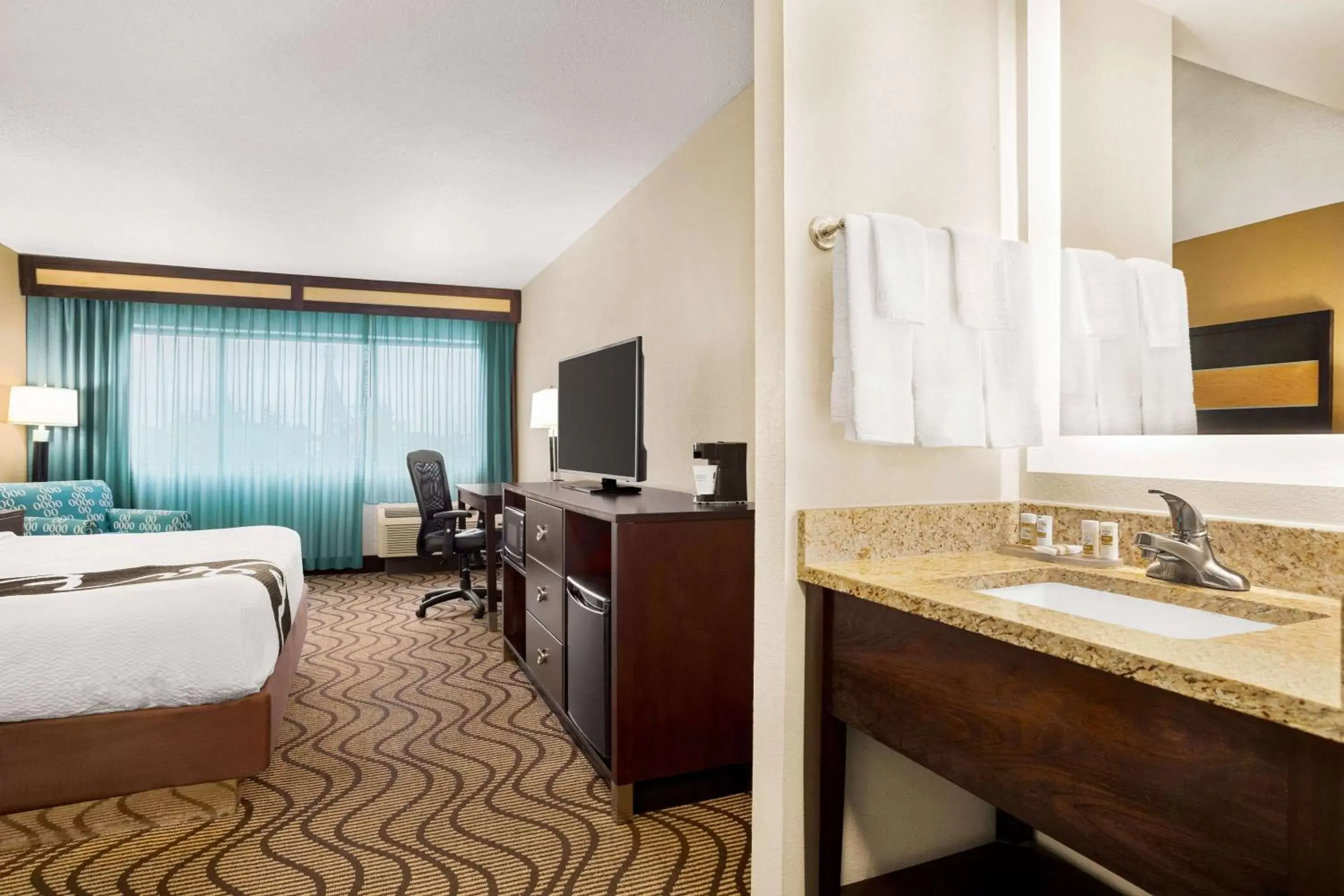 Photo of the whole room, Bathroom in La Quinta Inn & Suites by Wyndham Richmond-Midlothian