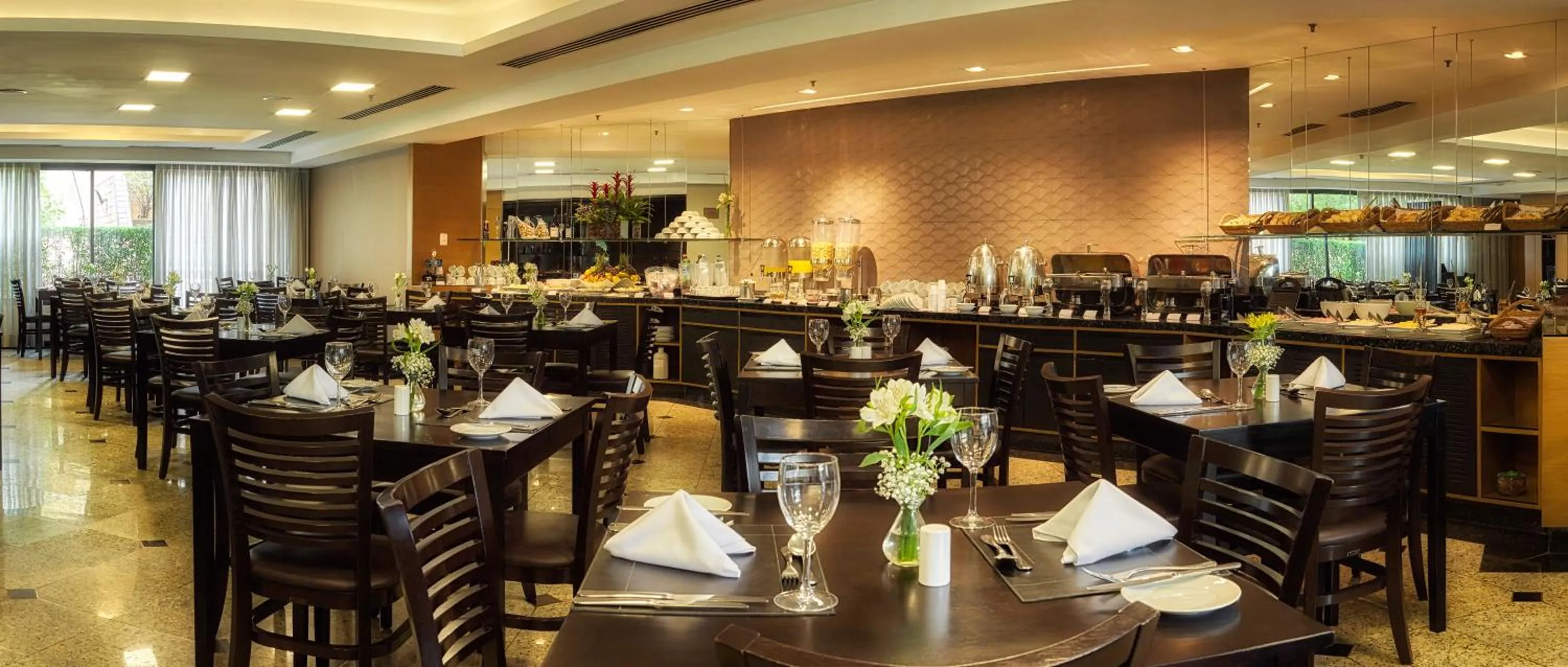 Restaurant/places to eat in Sol Alphaville Hotel & Residence