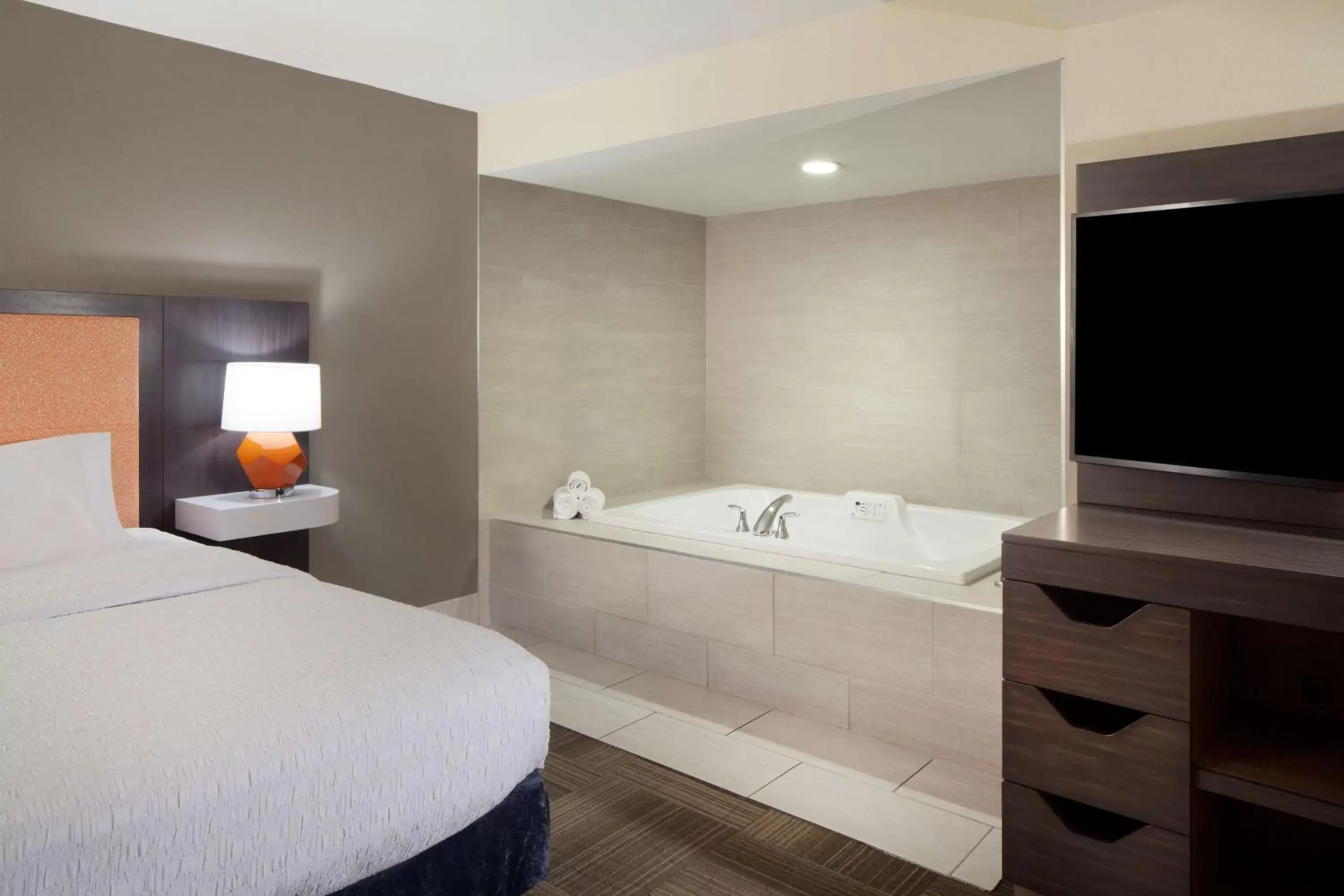 Bathroom, Bed in Hampton Inn Charleston-Southridge