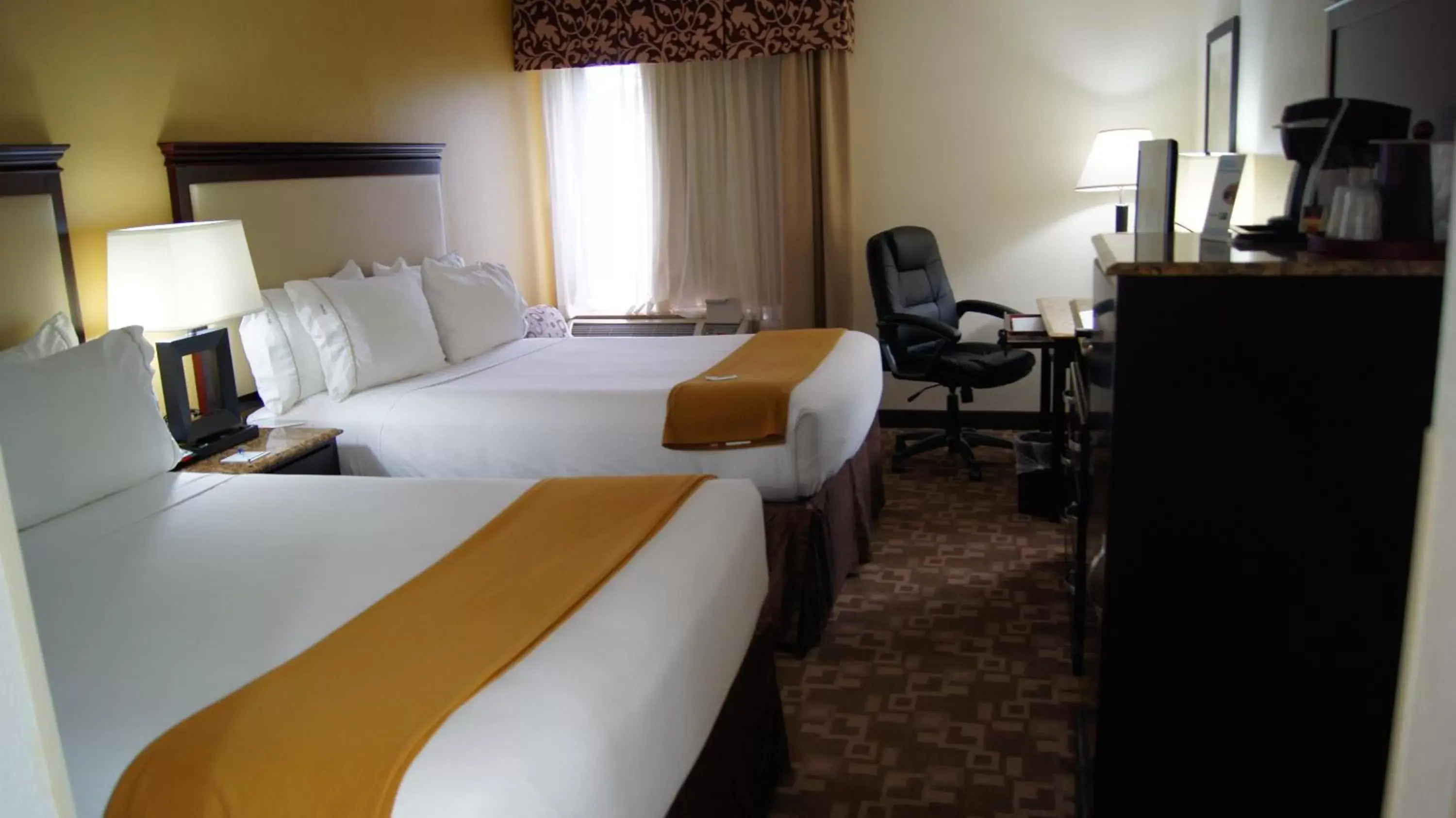 Photo of the whole room, Bed in Radisson Hotel Schaumburg